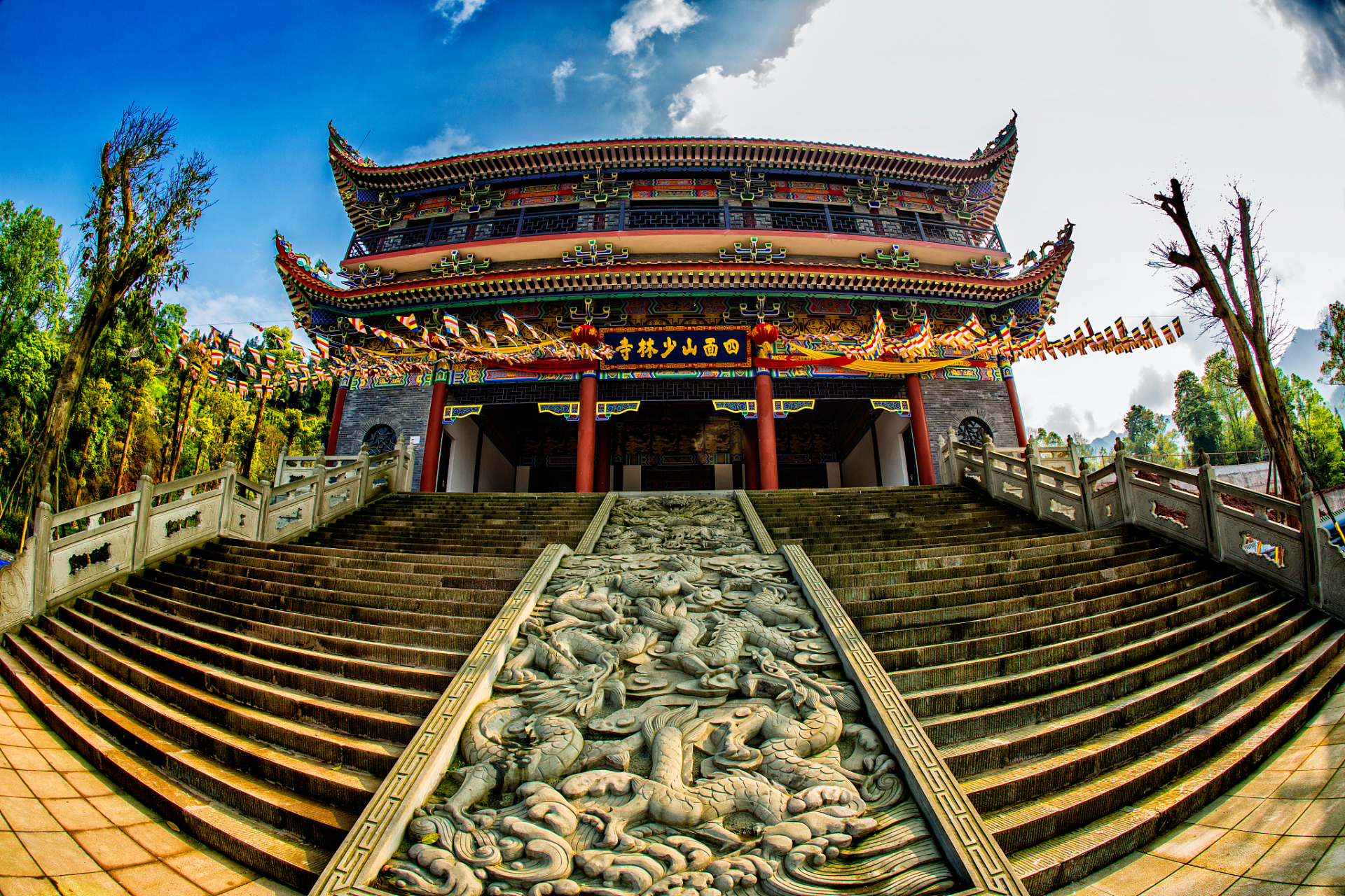 以下是种草湖北黄石的主要景点:  黄石国家地质公园:这个公园以奇特的