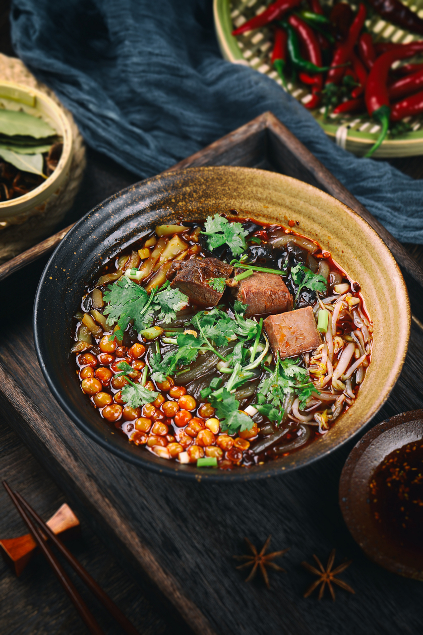 酸辣粉是一道非常受欢迎的中式小吃,以其麻辣酸爽的口味而闻名.