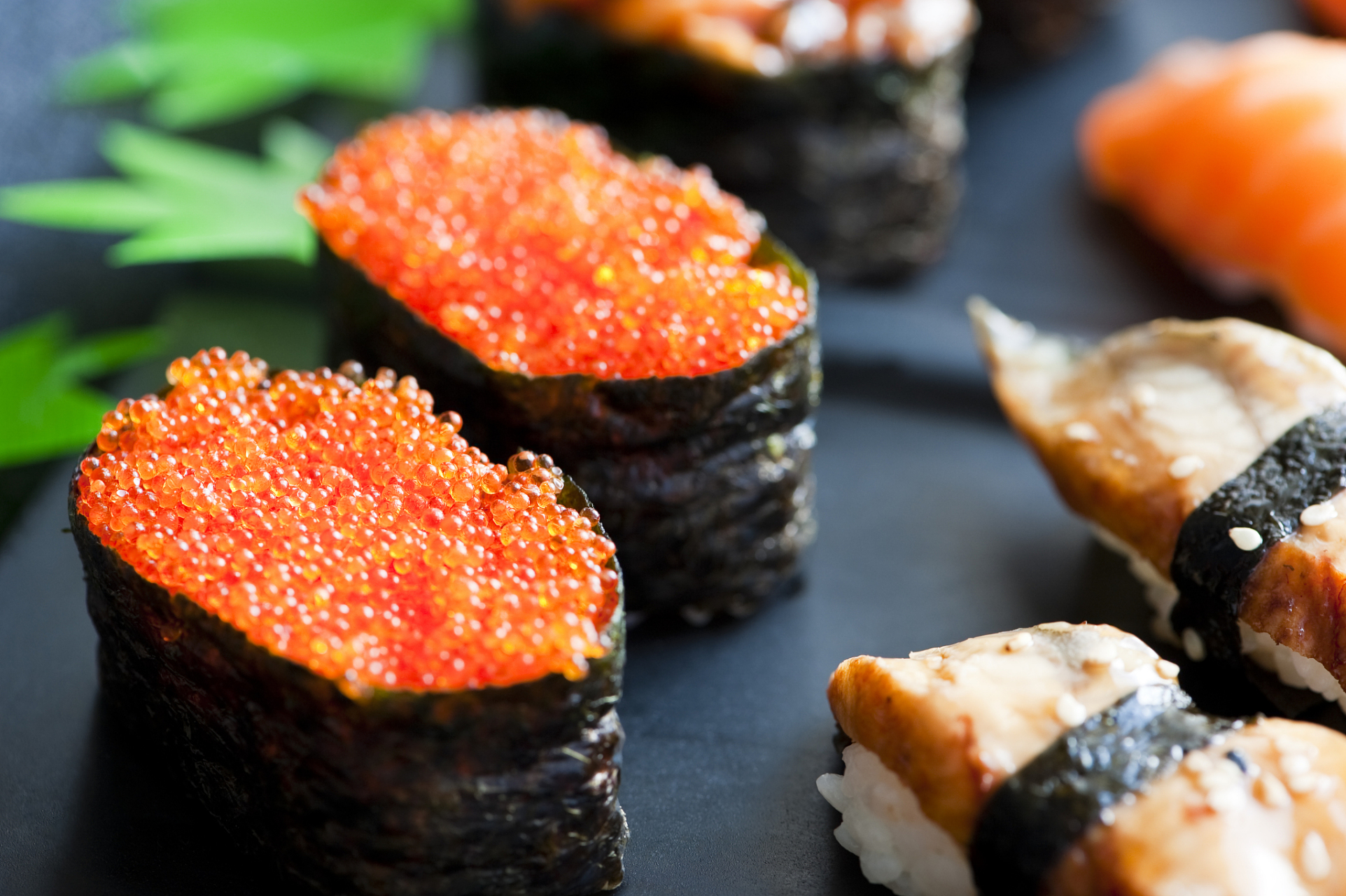 蟹籽军舰寿司 材料: 蟹籽	      15g 米饭	      20g 海苔      半张