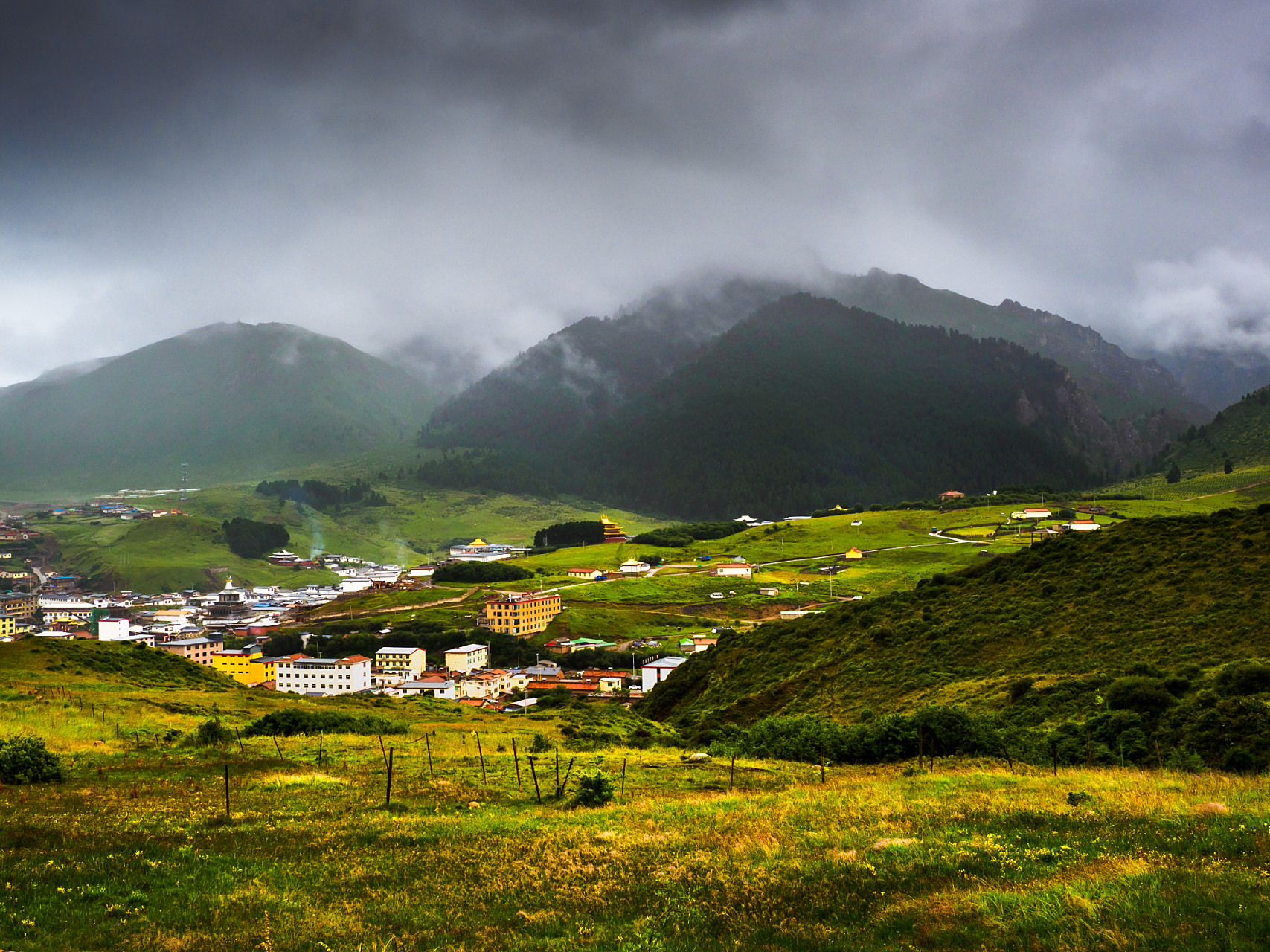 郎木寺,又称"甘南的小拉萨",是另一个不可错过的目的地.