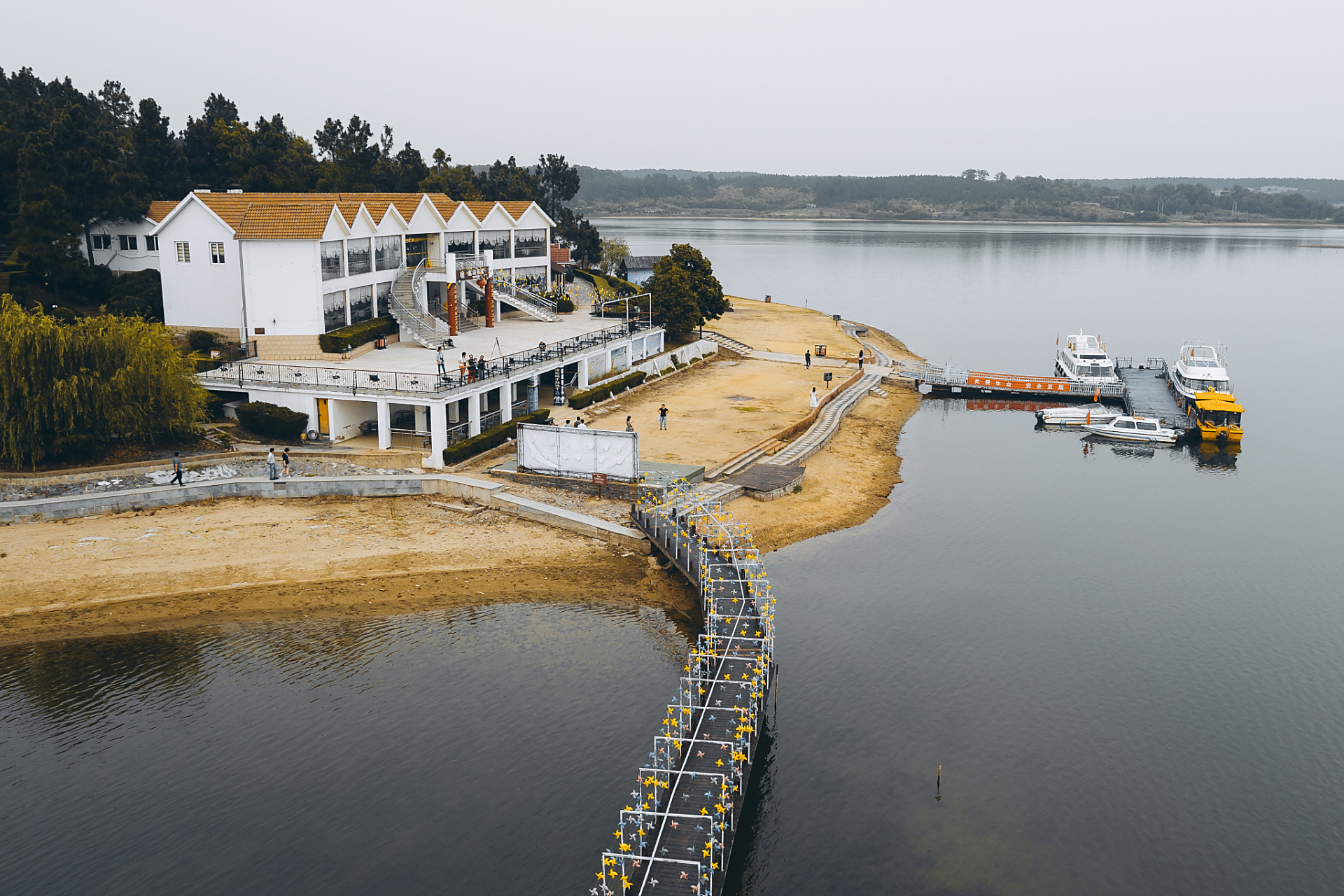 欢迎各位来到岱山湖,这个位于安徽省合肥市肥东县的美丽湖泊.