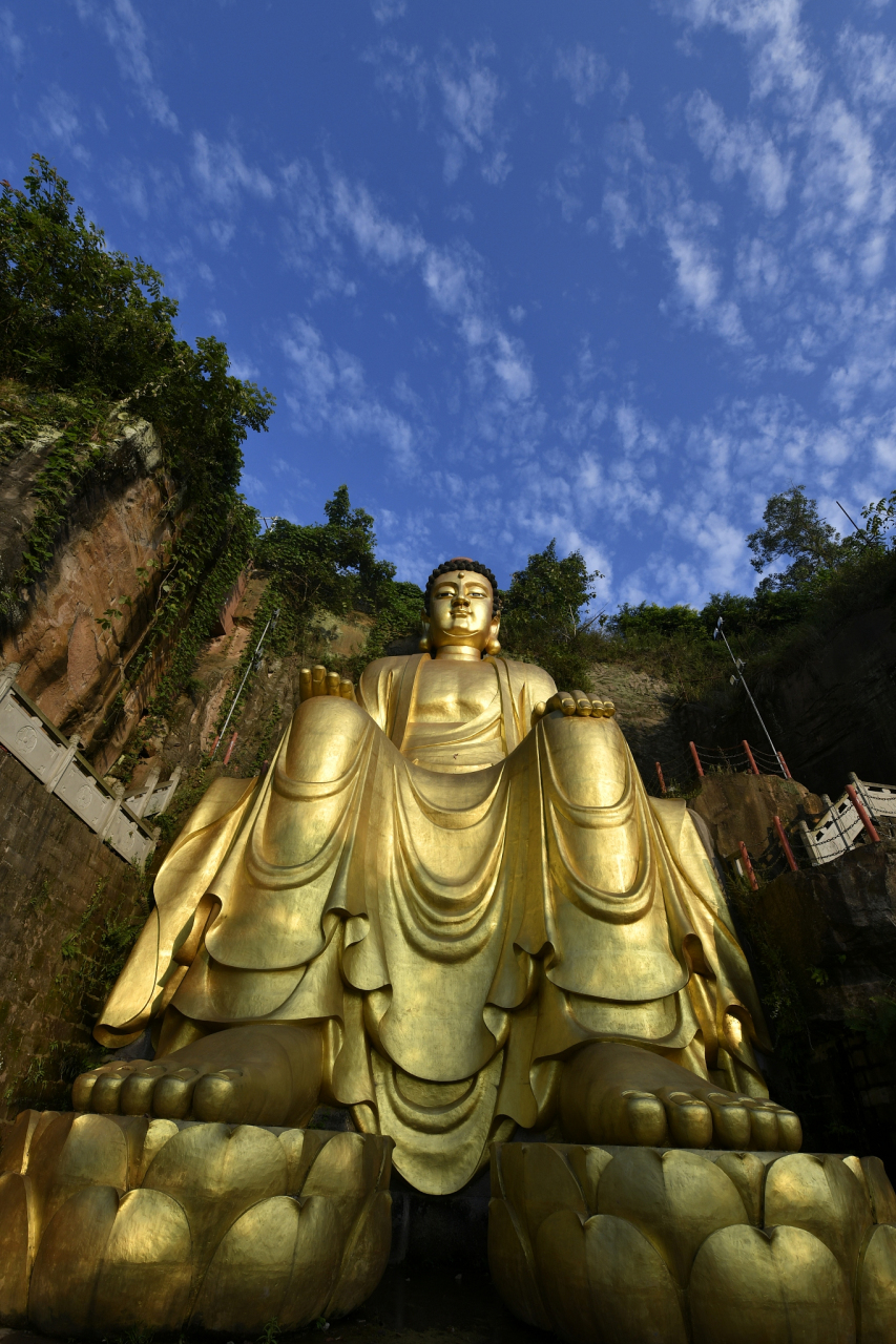 新昌大佛寺景区位于南明山侧,除了著名的弥勒造像和大佛殿,还有一个