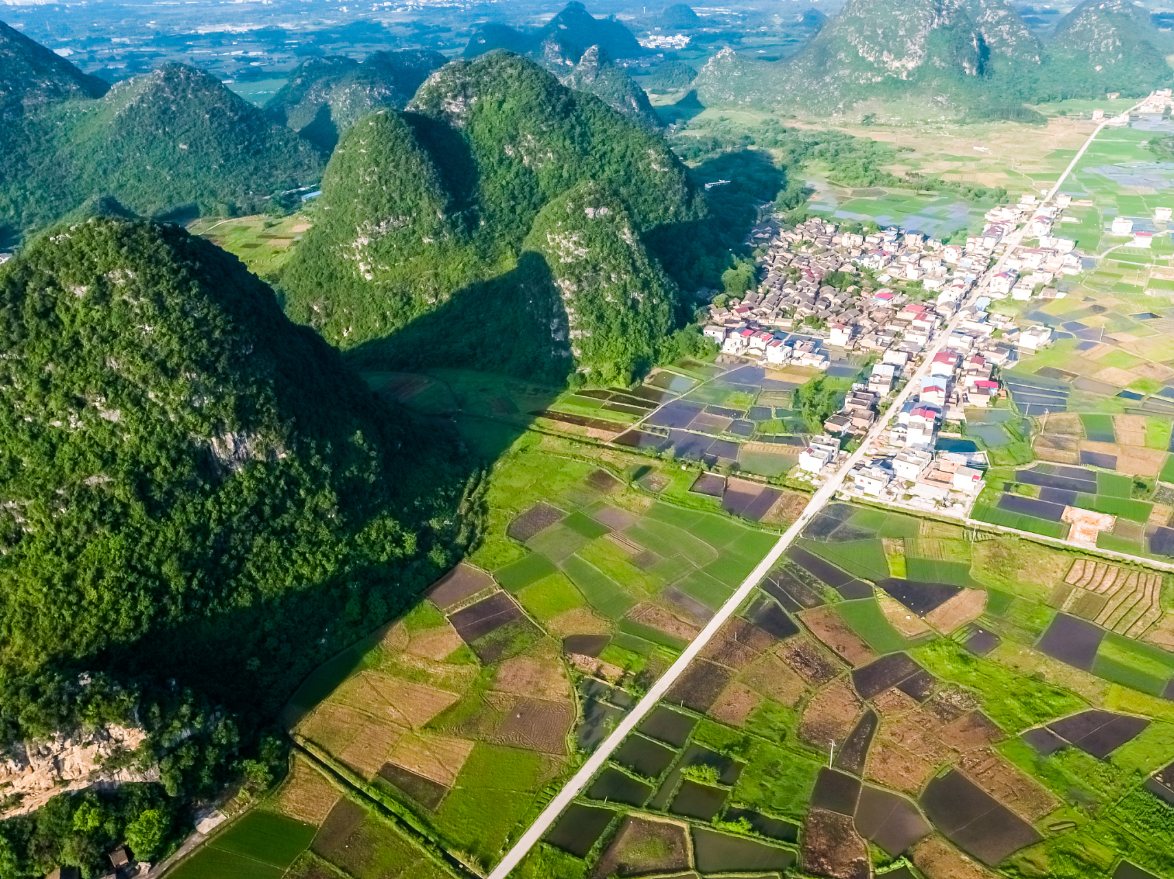 兴业县,隶属于广西玉林市,位于广西东南部,玉林市西北部.