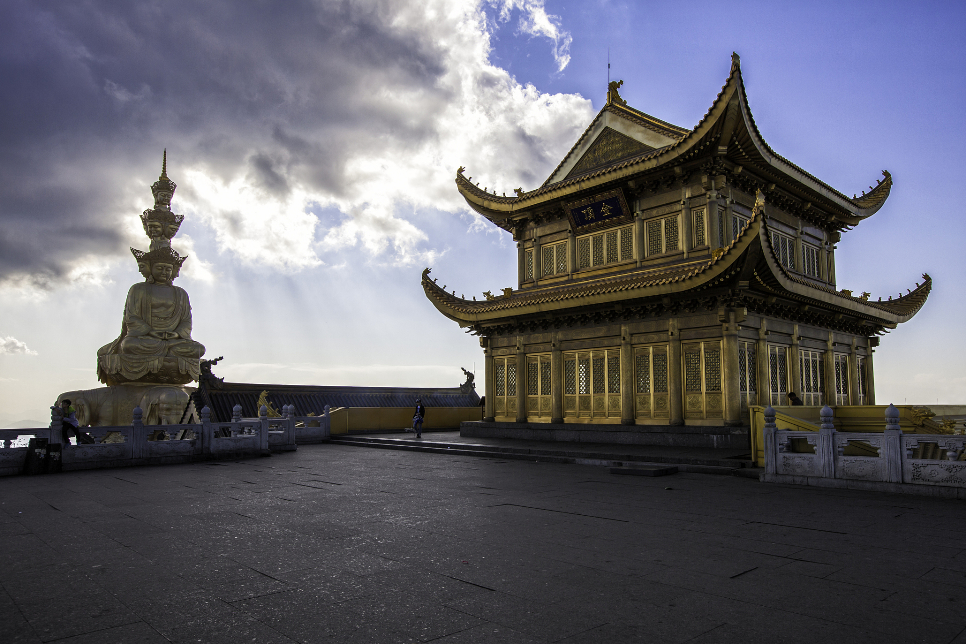 金顶寺作为峨眉山最高处的佛教胜地,成为了许多佛教信仰者和游客前来