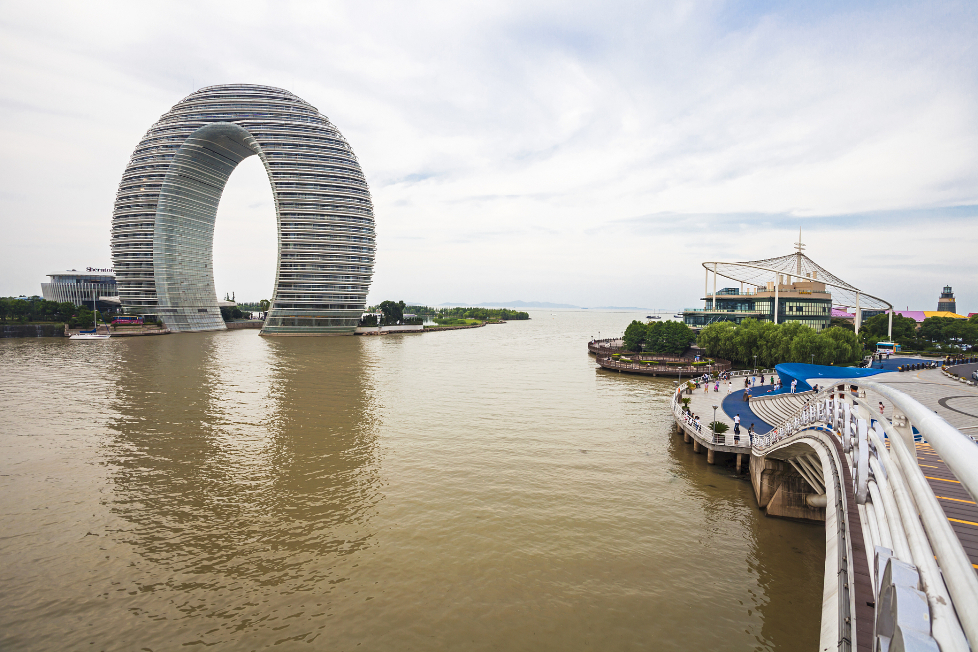 湖州南太湖:南太湖位于湖州市境内,这里有着清澈的湖水和优美的风景.