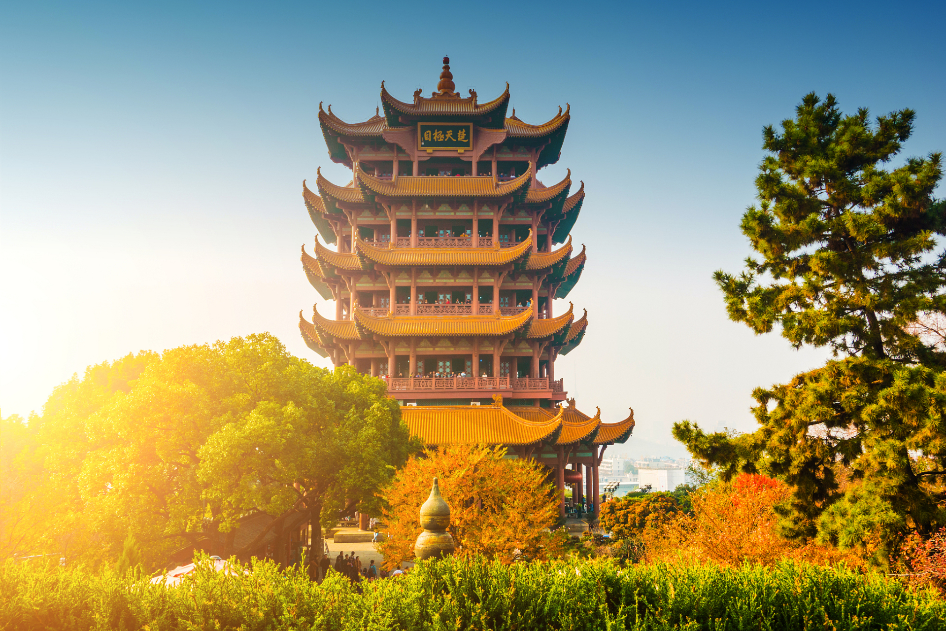 随着五一假期的脚步悄然而至,武汉这座充满历史韵味与现代风采的城 