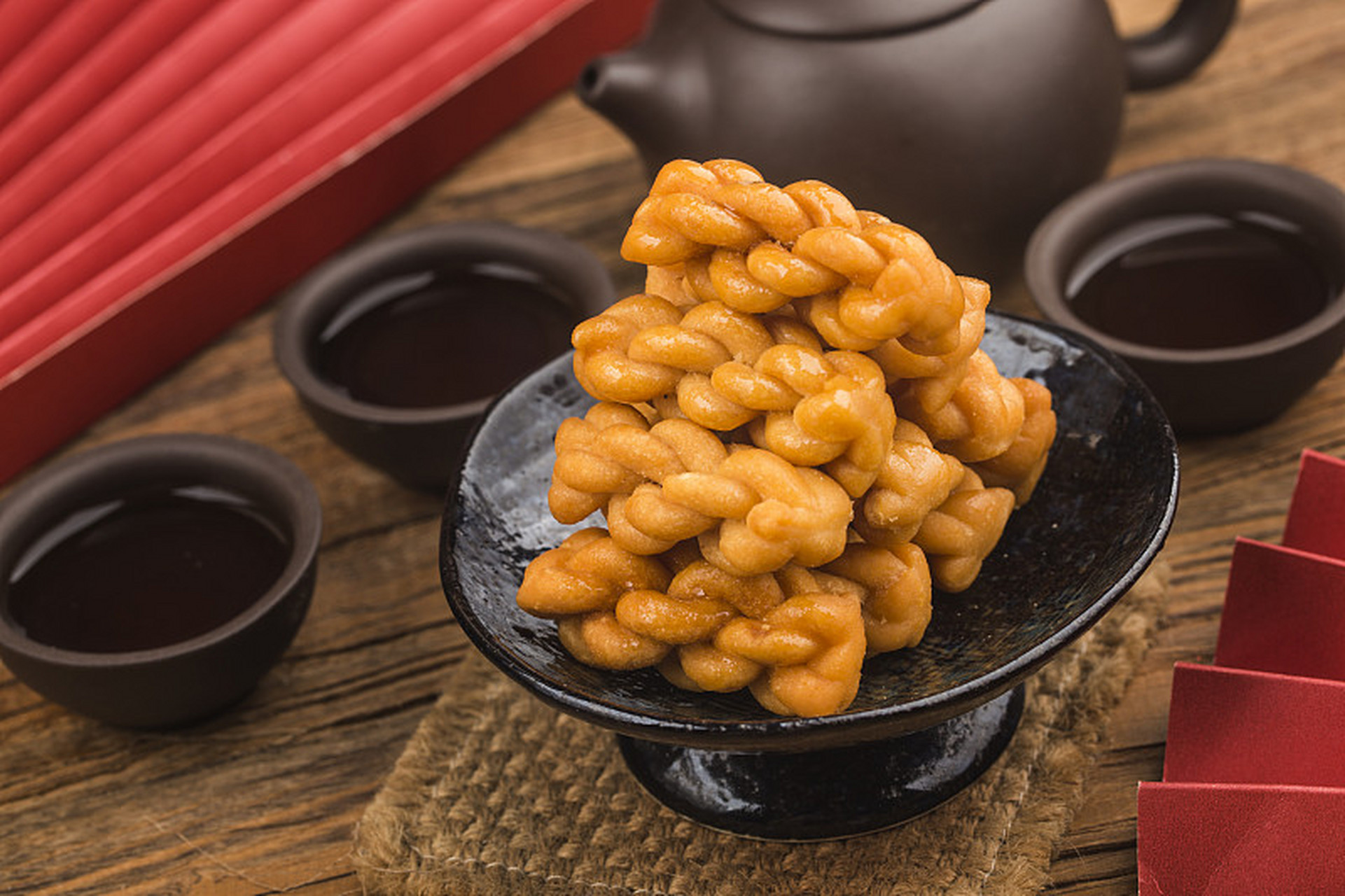 南充麻花源自四川南充,以其色泽金黄,口感酥脆,香甜可口而深受人们的