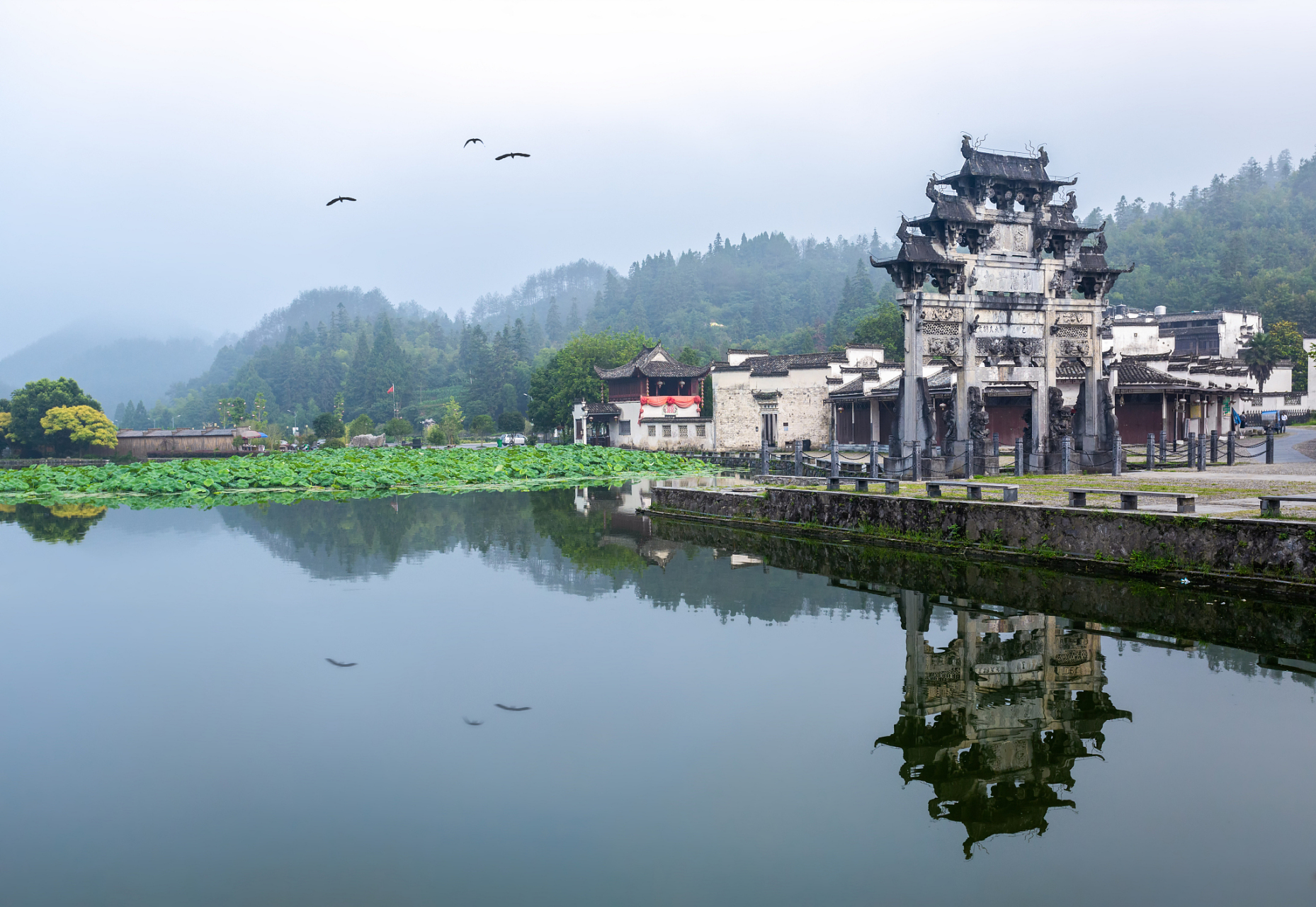 西递,位于安徽省黄山市黟县,是一座历史悠久的古村落.