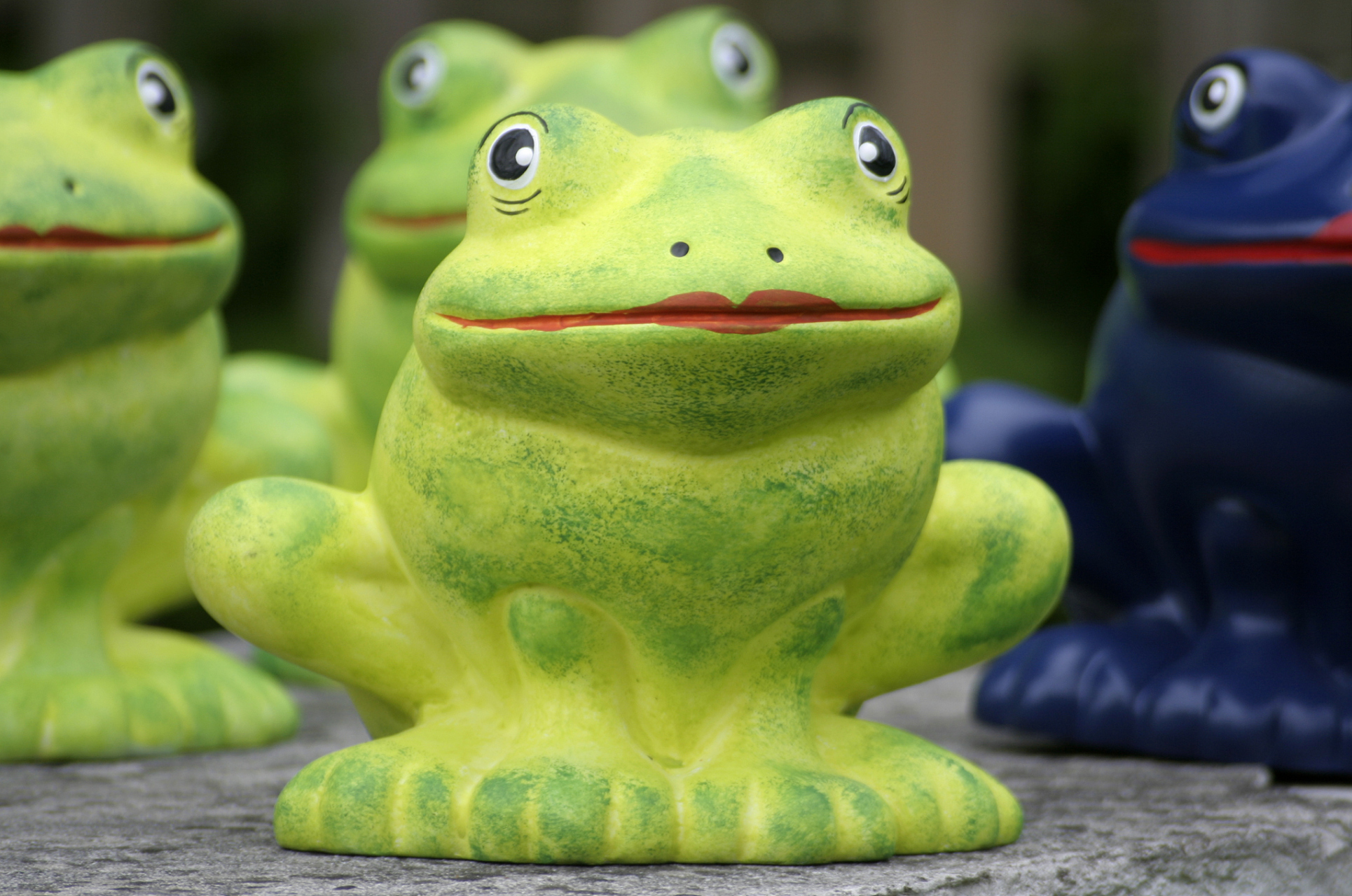 "卖崽青蛙"因蠢萌的造型和有趣的互动,活跃在多地大街小巷,吸引了不