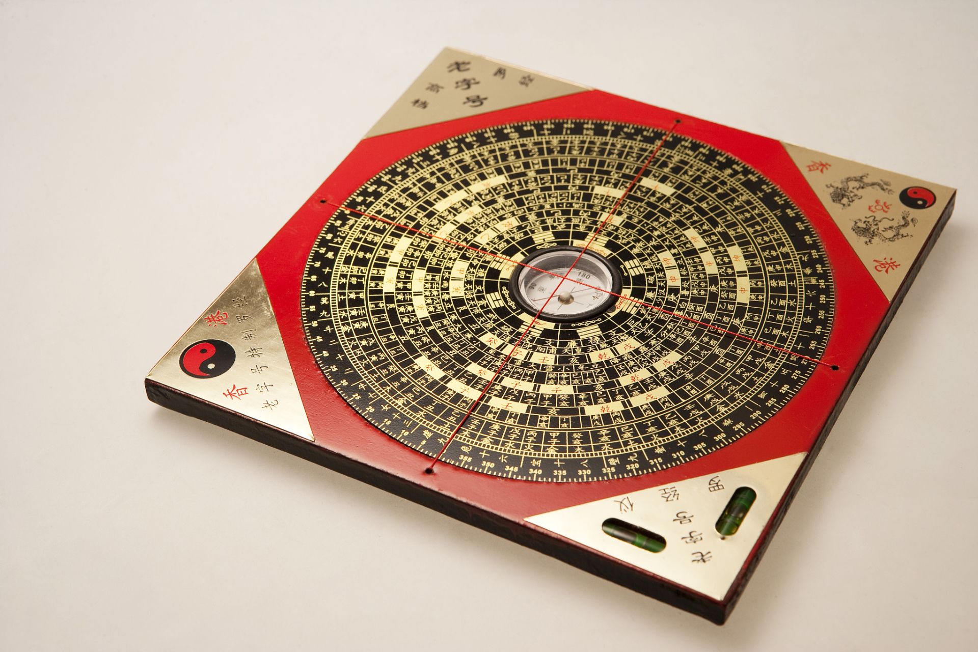 奇门遁甲和罗盘是中国古代风水学术体系中的重要工具.