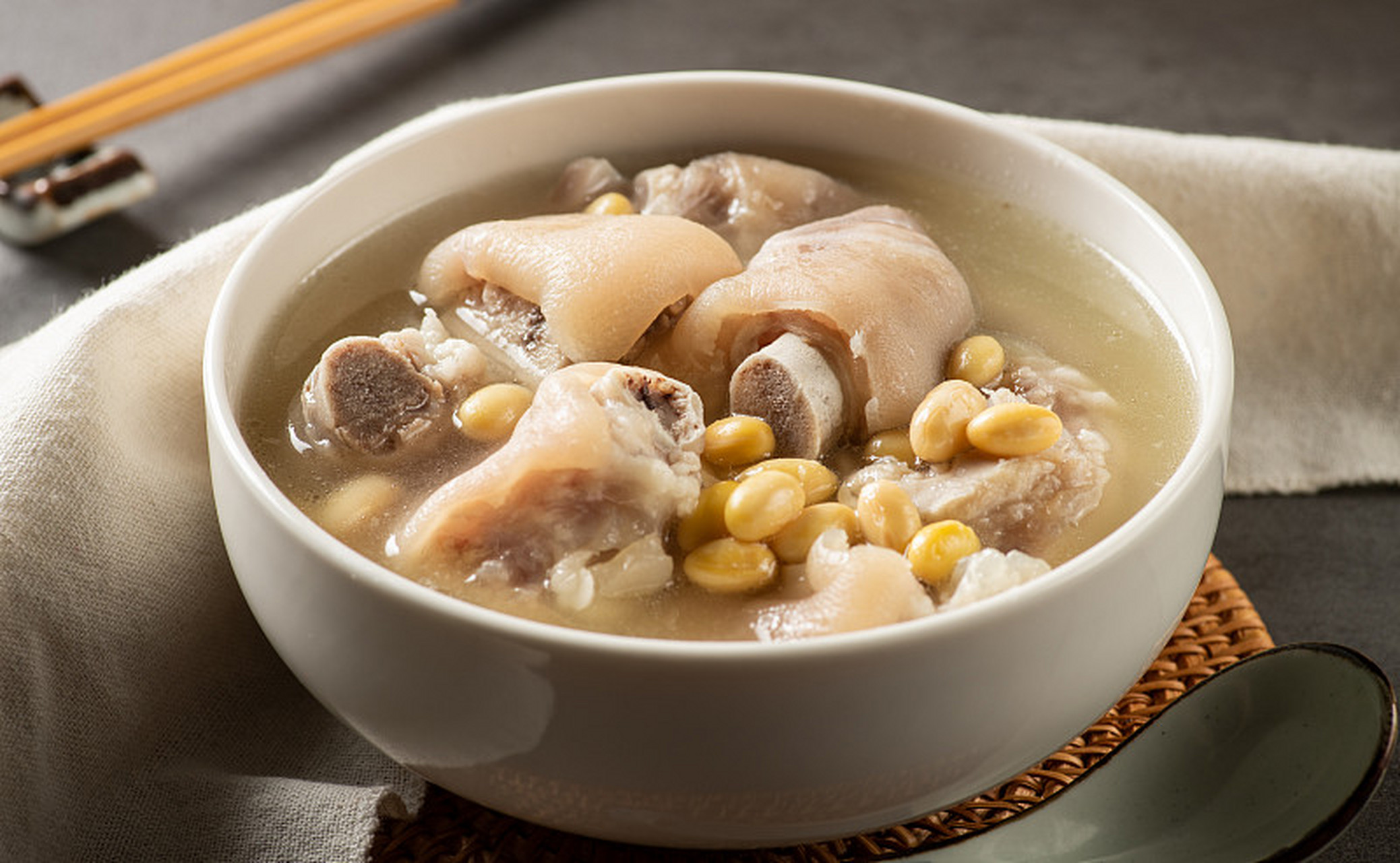 做法:  1,猪蹄,雪豆备好(猪蹄买来已经剁块,收拾干净的);  2,猪蹄