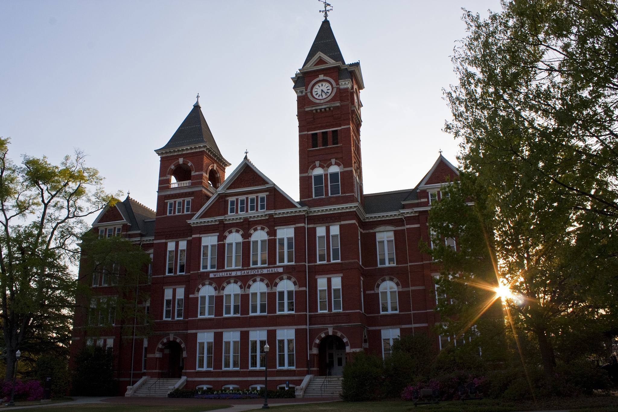 雷丁大学亨利商学院是全球仅有的73所同时通过amba,equis,aacsb三重