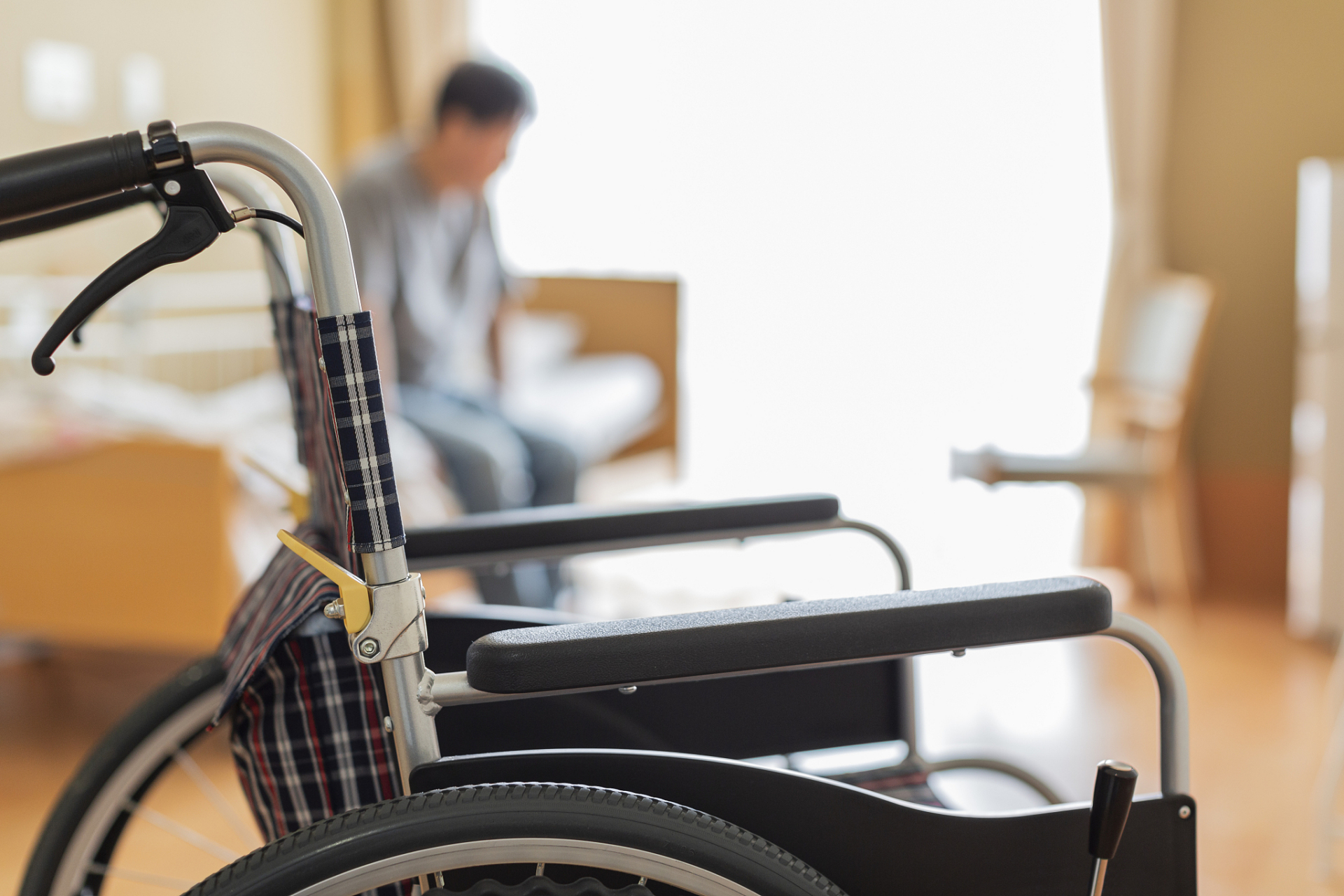 脑卒中后,从轮椅转移至床上的训练方法 #脑梗偏瘫正确康复训练#  病人