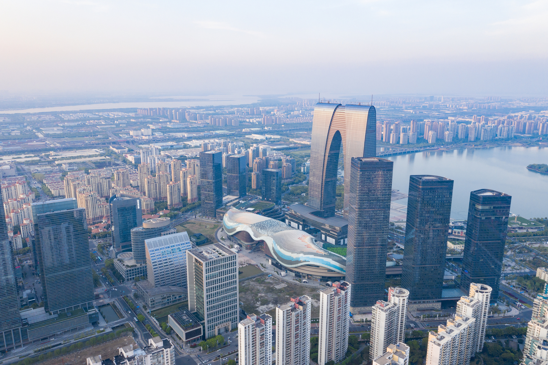 苏州国际金融中心位于苏州市的苏州工业园区内,是集金融办公,商业和