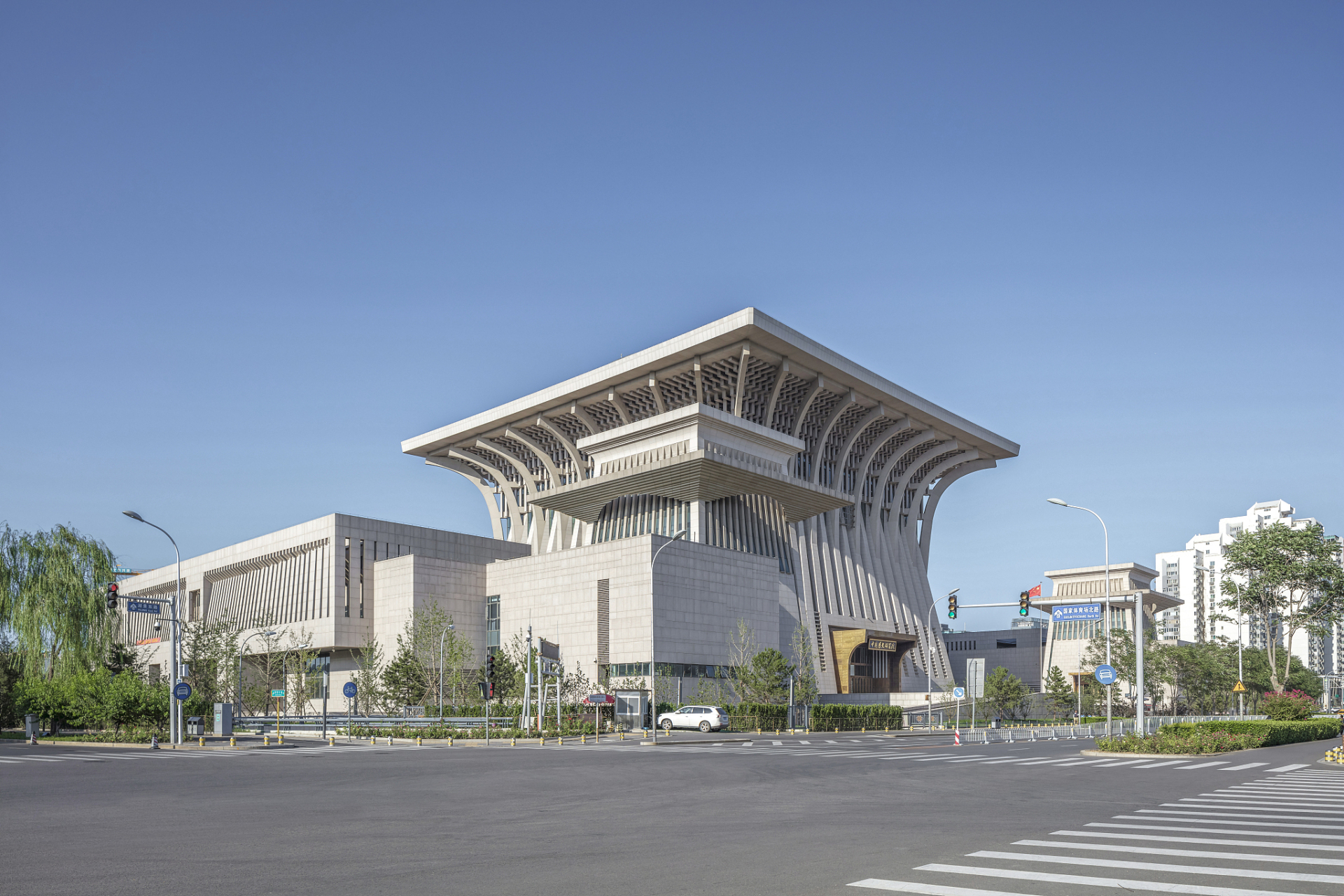 朝阳博物馆成立于1973年,位于南塔广场,是朝阳市最大的文物收藏,展示