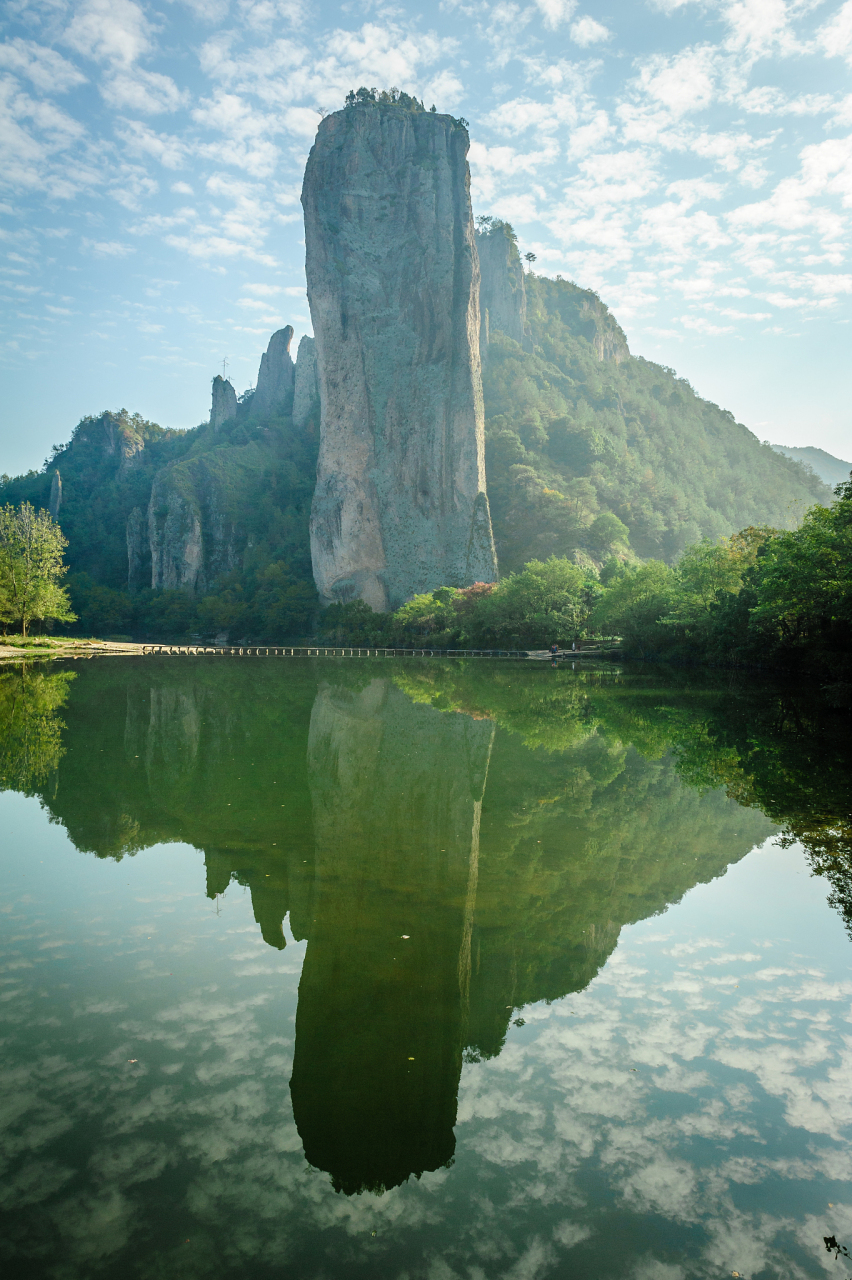 浙江丽水缙云仙都景区,以其迷人的风光和丰富的历史文化而备受瞩目.