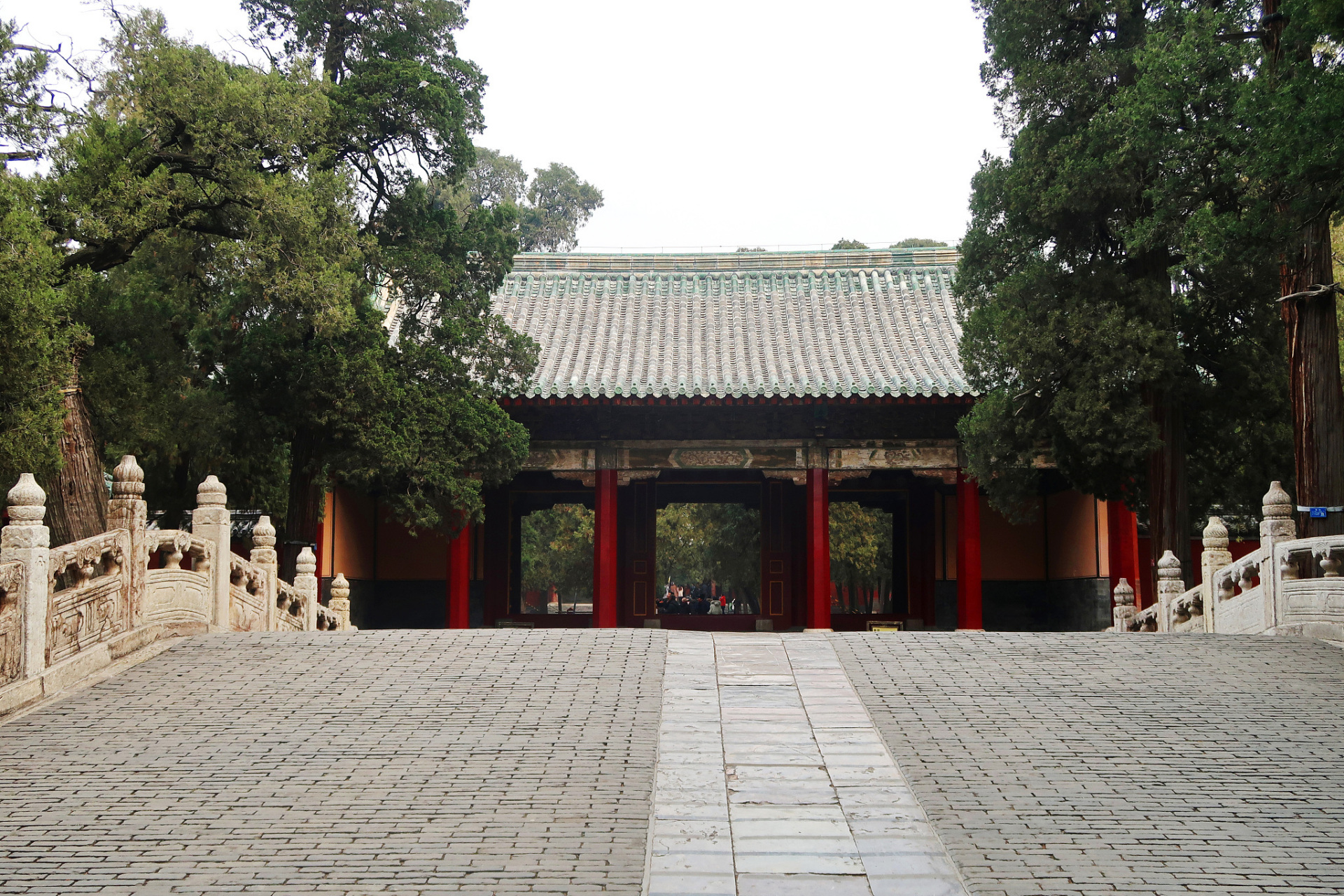山东济宁曲阜的孔府,孔庙,孔林,统称曲阜三孔,是中国历代纪念孔子