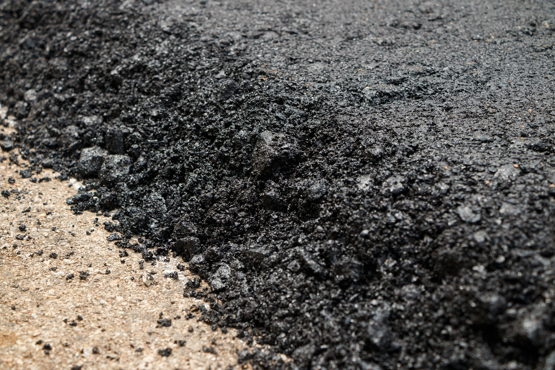 其中沥青期货大幅走跌,截止发稿主力合约报3548元,跌幅达3.56%.