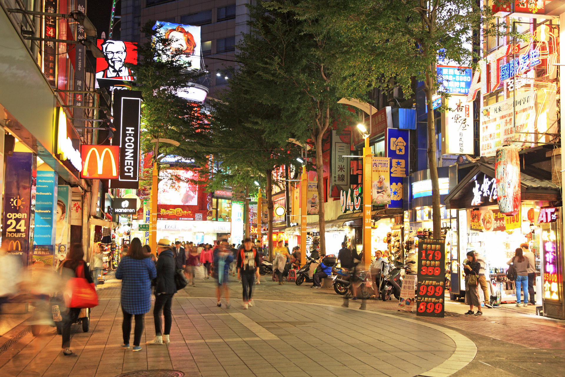 出发吧,欢迎来到青岛的心脏地带,这里是台东步行街,一个充满活力,创意