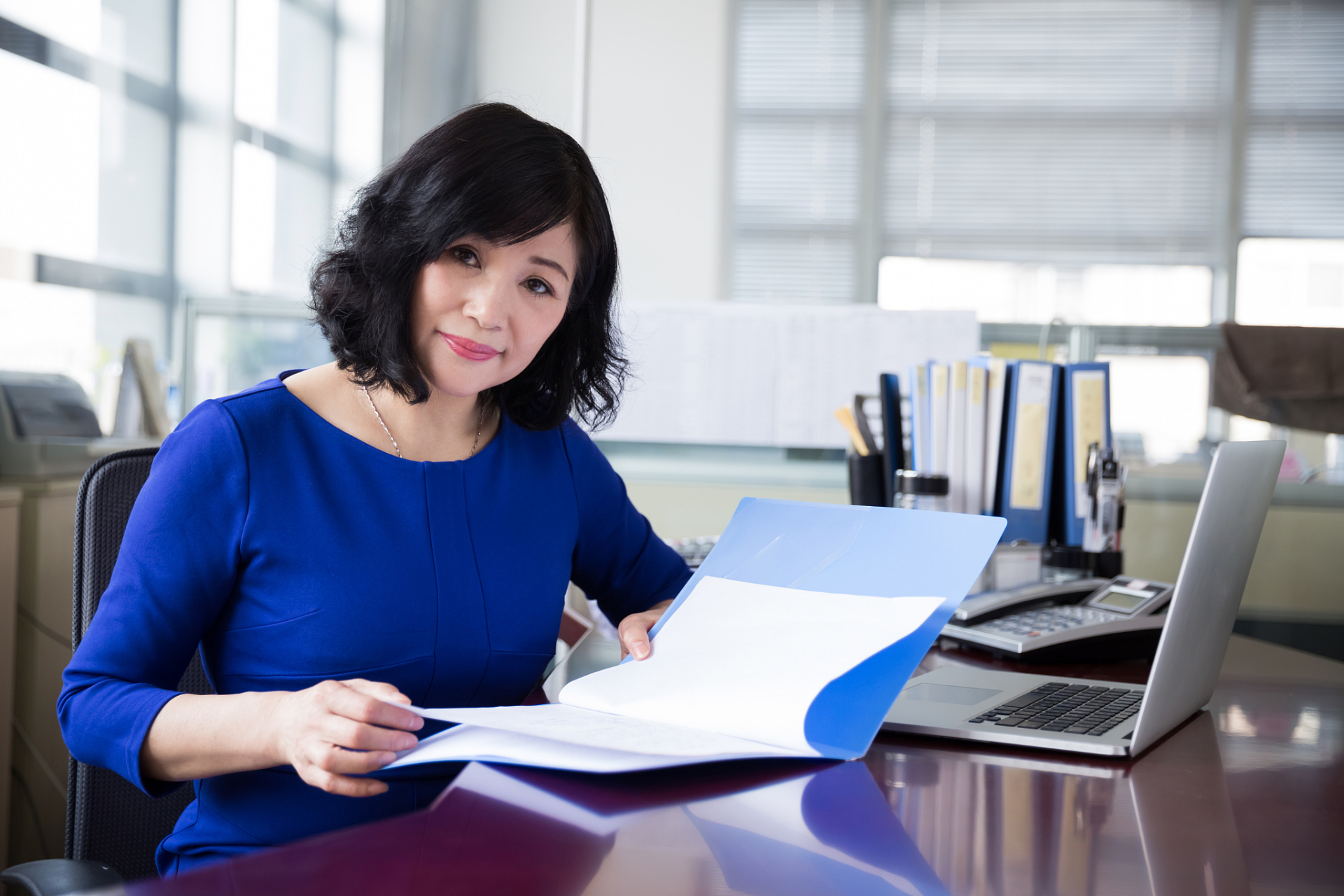 黄莉莉,一位老财务,因公司变革被调至边缘岗位,受到领导打压和侮辱.