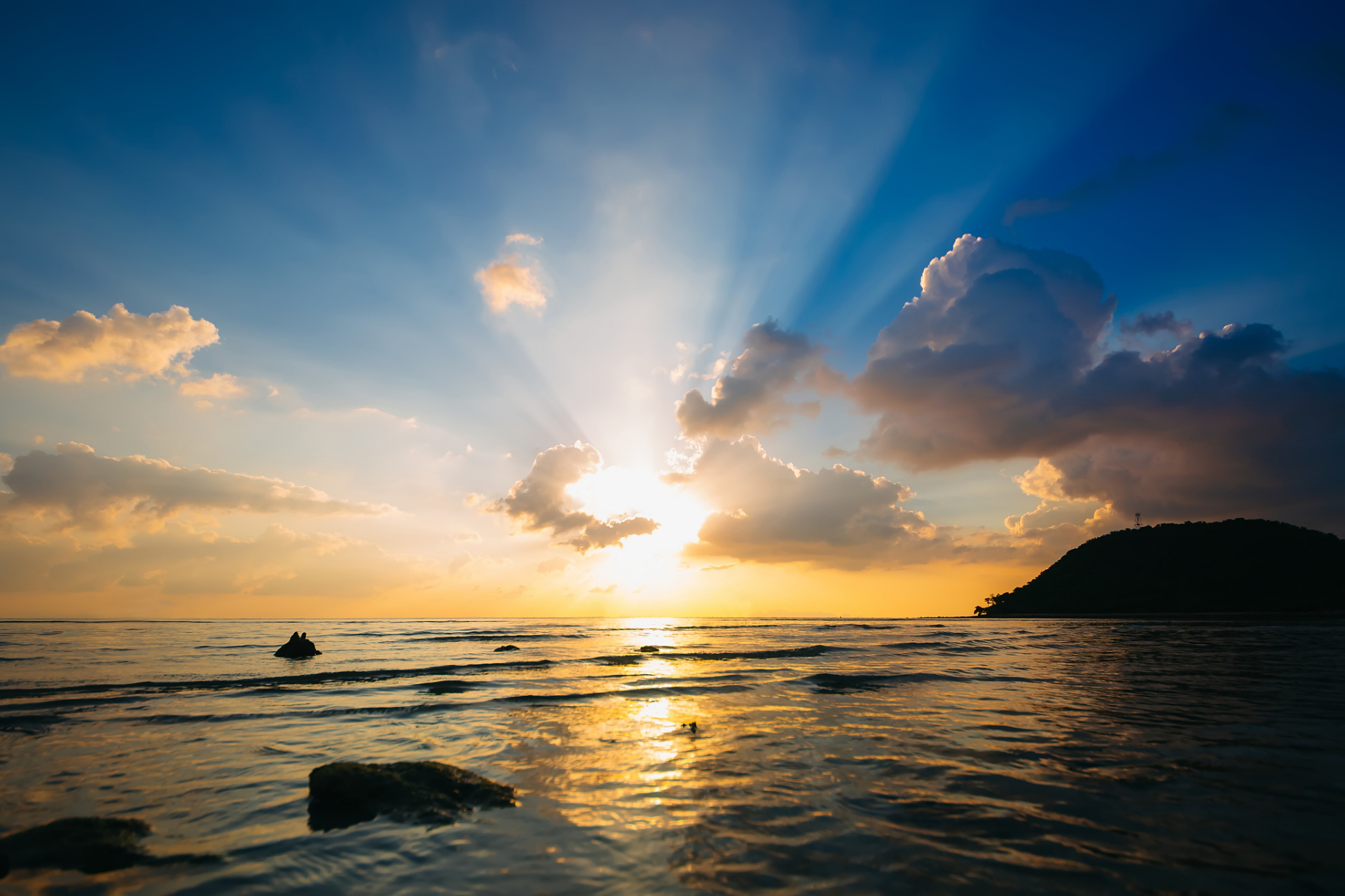 海面波光粼粼,微风轻拂, 仿佛世界都静谧了下来.