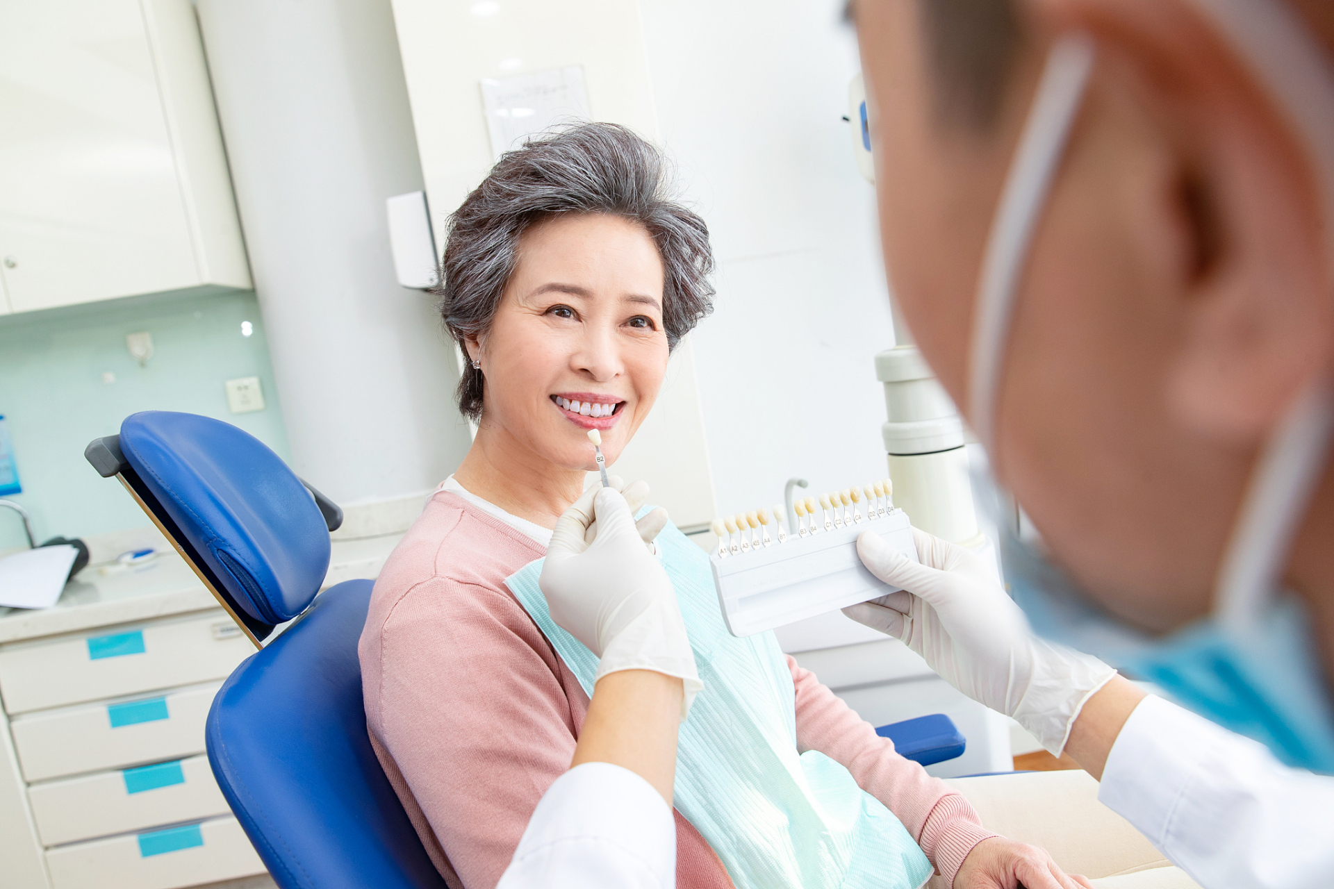 选择合适的治疗方式:老年人由于身体机能下降,牙齿疾病的治疗方式