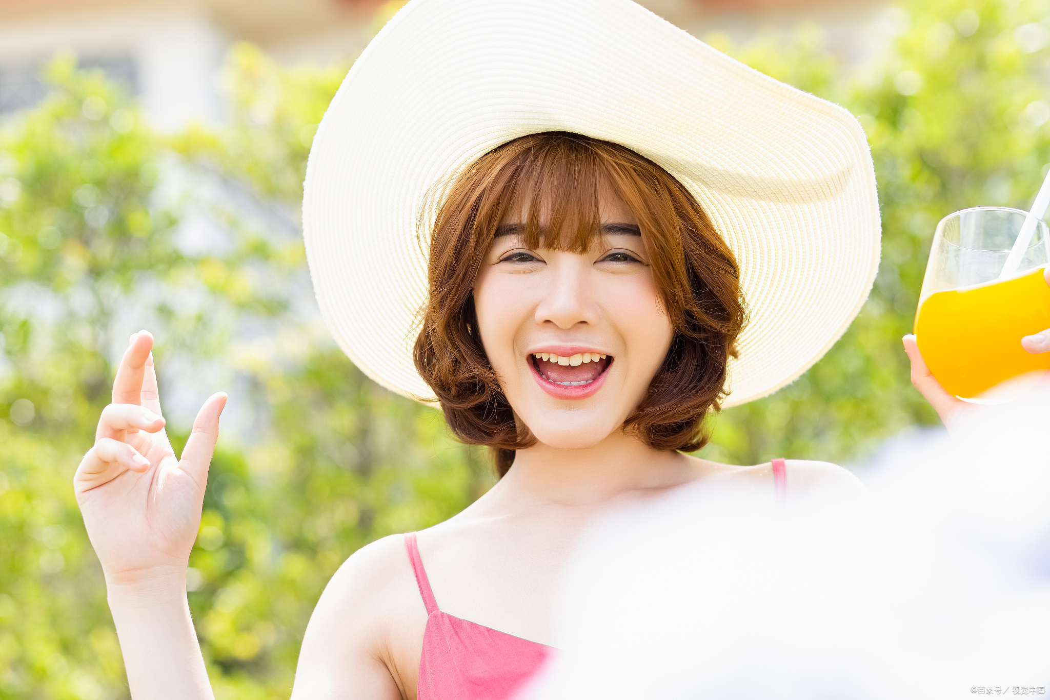 活泼可爱又美丽的姑娘,拍照时如何拍出开心的状态?  嘿,小伙伴们!