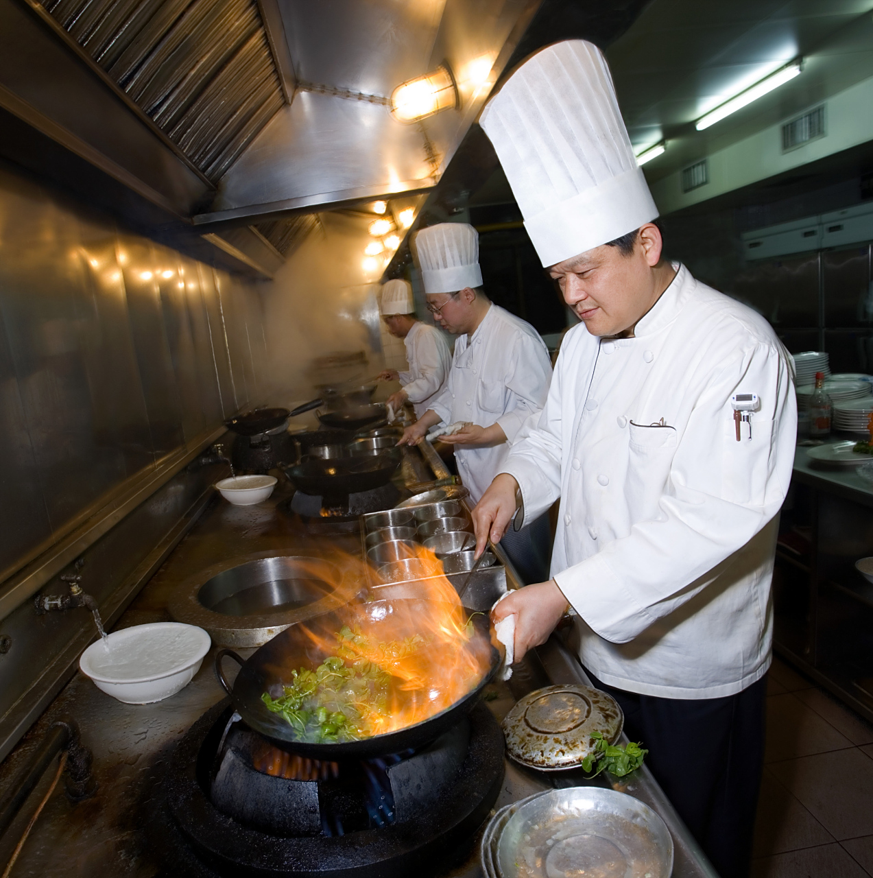 涿州一饭店老板借烛光为近200名救援人员做饭!