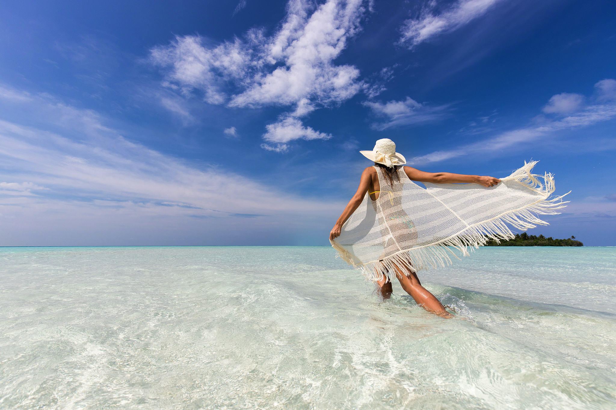 站在辽阔的海岸边,极目远眺,无垠的大海波涛汹涌,海浪翻涌间,满是澄澈