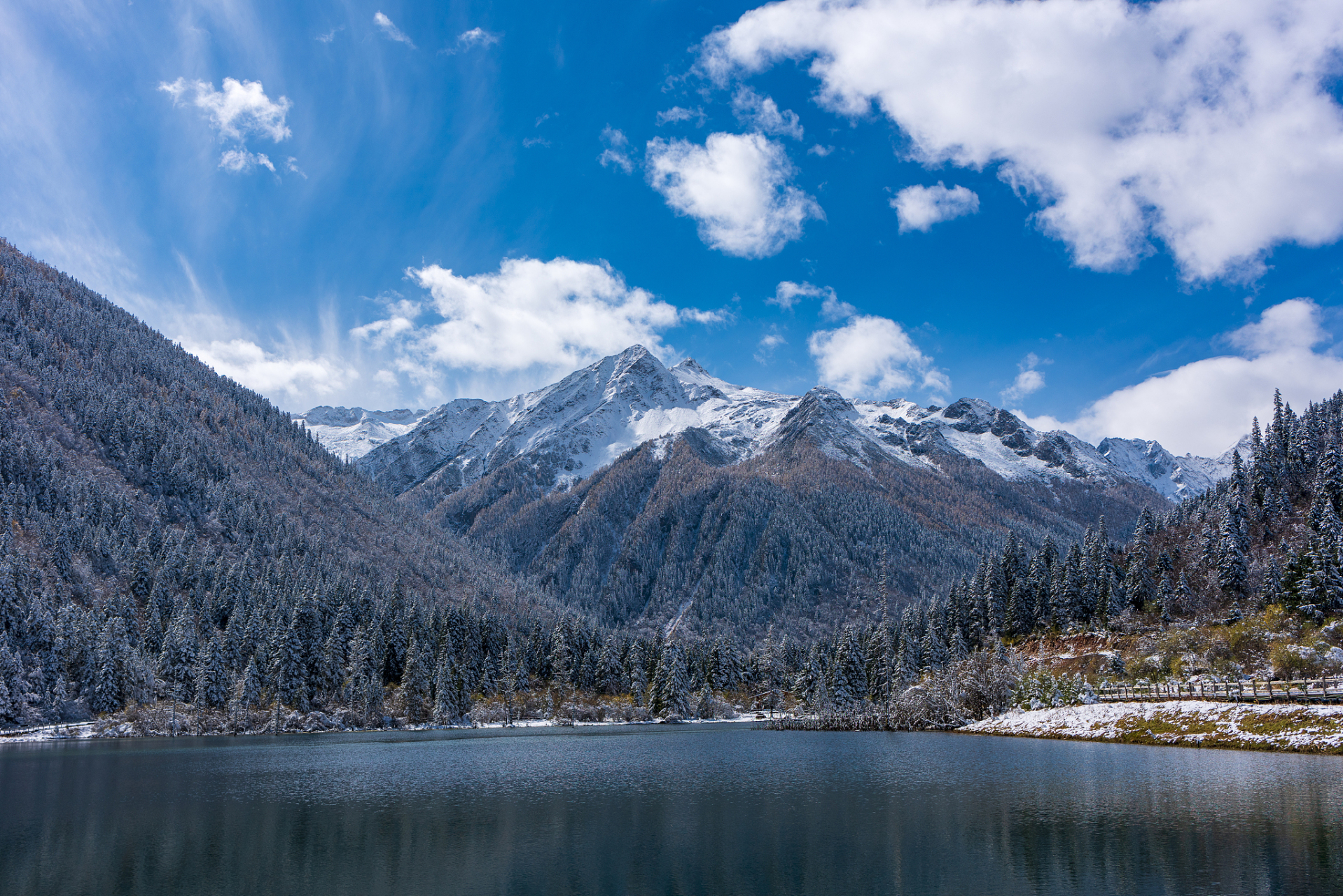 达古冰川,位于中国四川省阿坝藏族羌族自治州黑水县境内,是全球海拔最