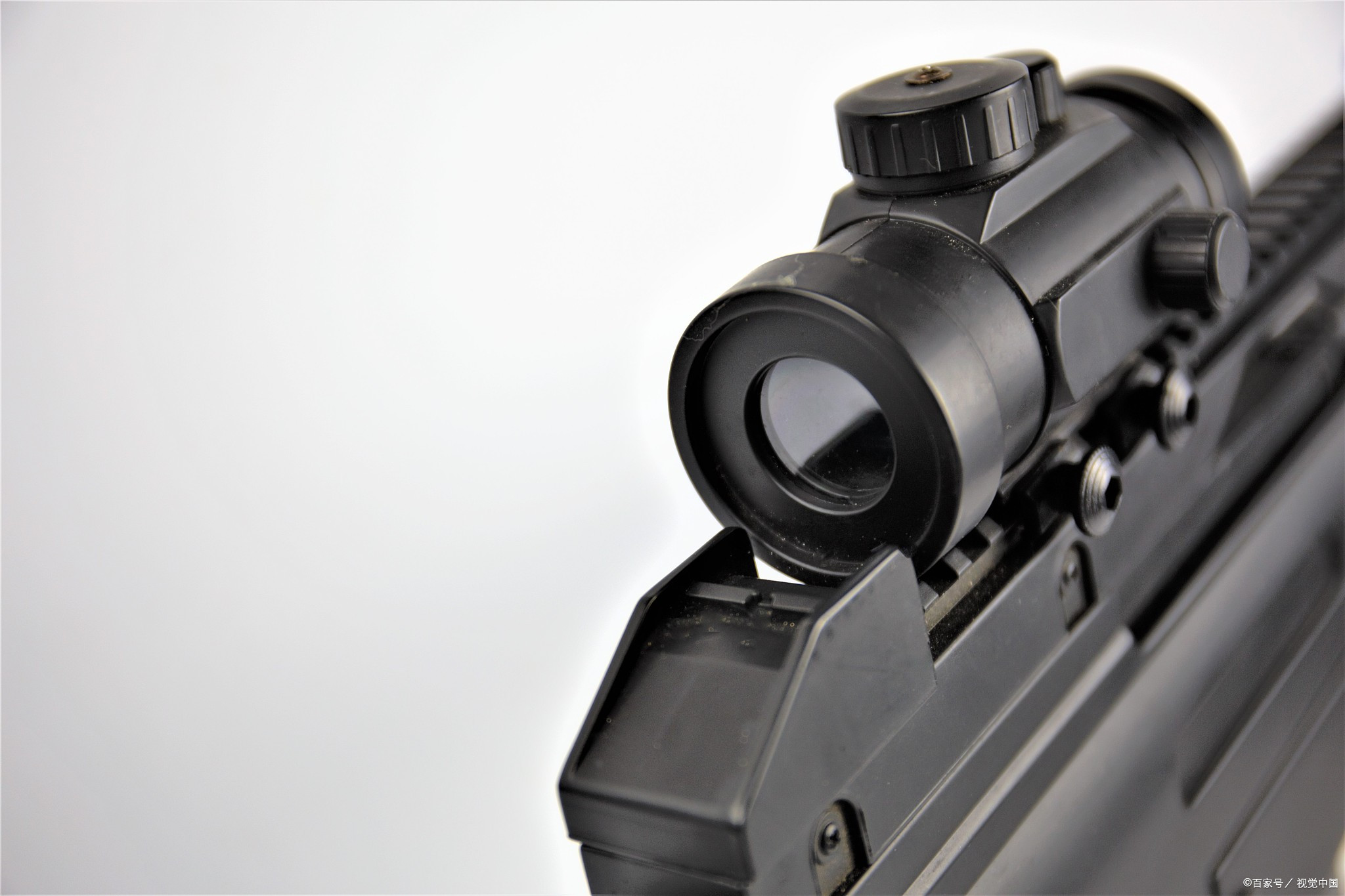 中国智能瞄准镜,让普通士兵都成"神枪手"