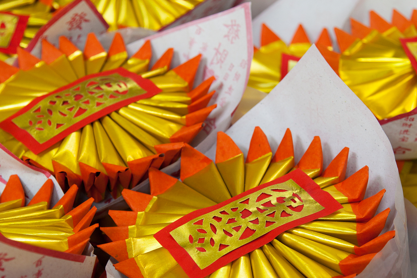 纸元宝是文化传承的载体,折叠和烧纸元宝可了解和传承传统文化.