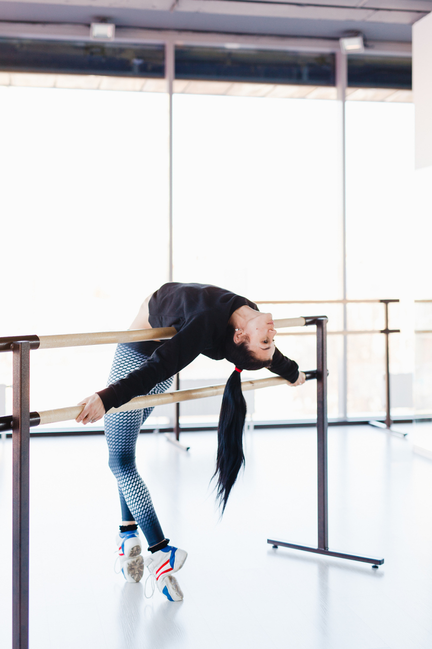 单杠练背动作 #领潮运动新生代#      [加油]离心引体向上   练不了