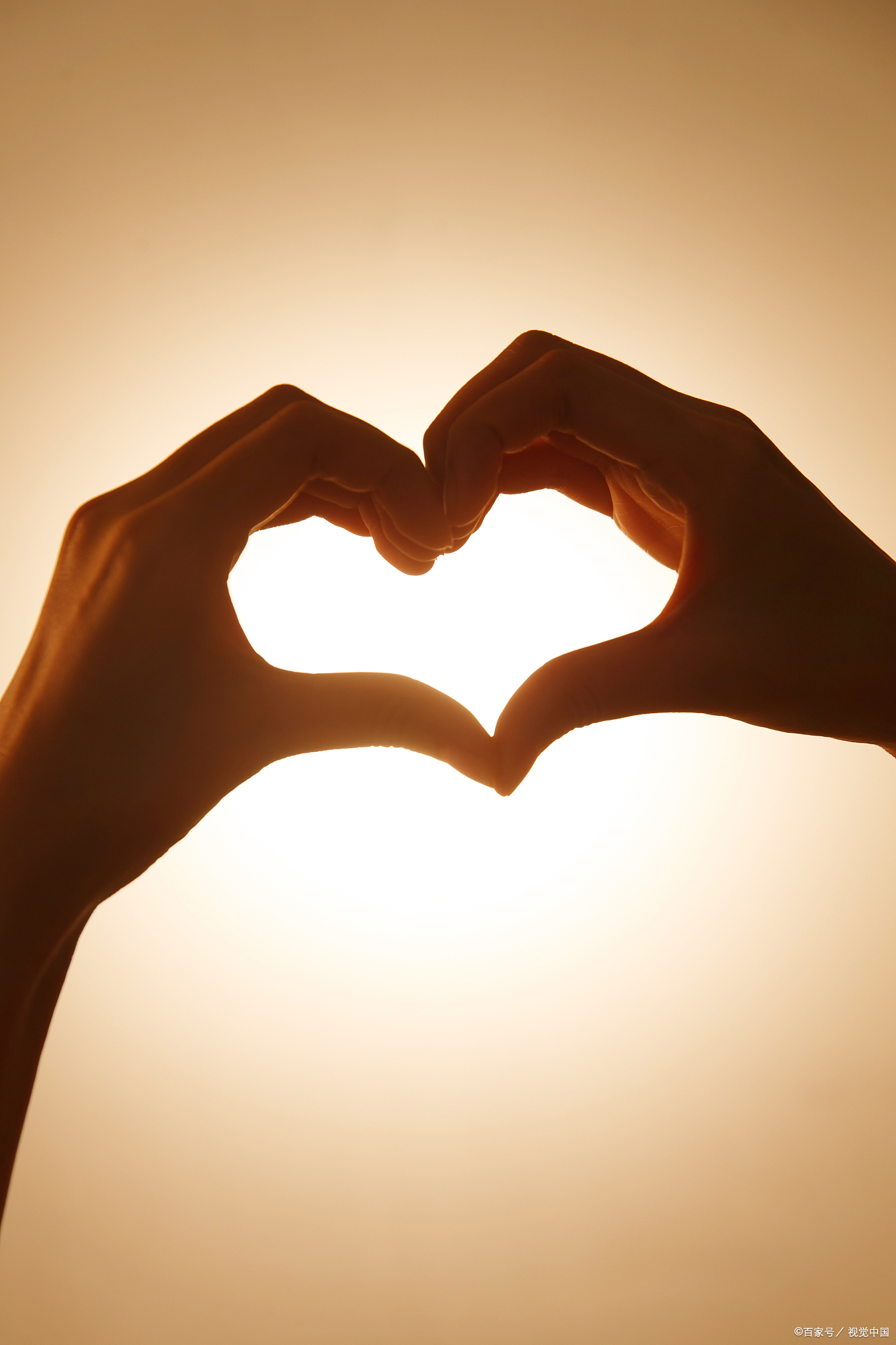 冷知识:"手指比心" 手势的起源