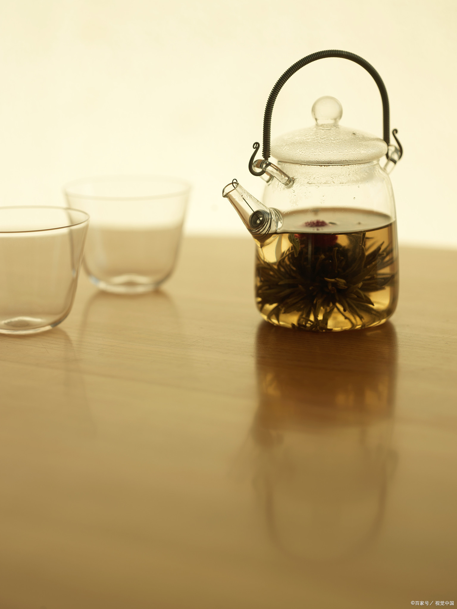 备具:飘逸杯,品茗杯,水孟,茶 叶,随手泡. 温具:将少许开水注入飘冶