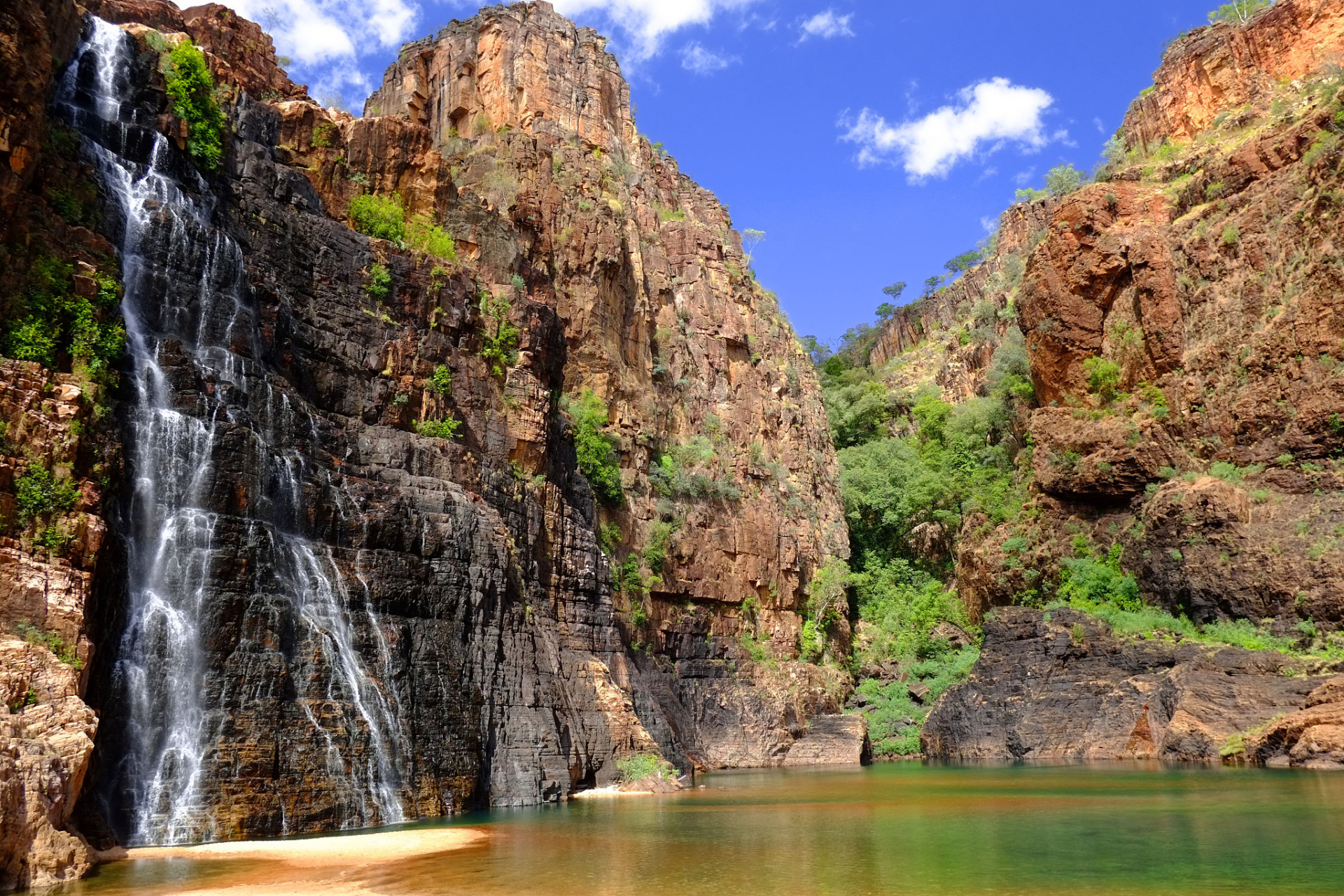 锦河大峡谷位于黑龙江省黑河市西南部,小兴安岭东麓,距离黑河市区13