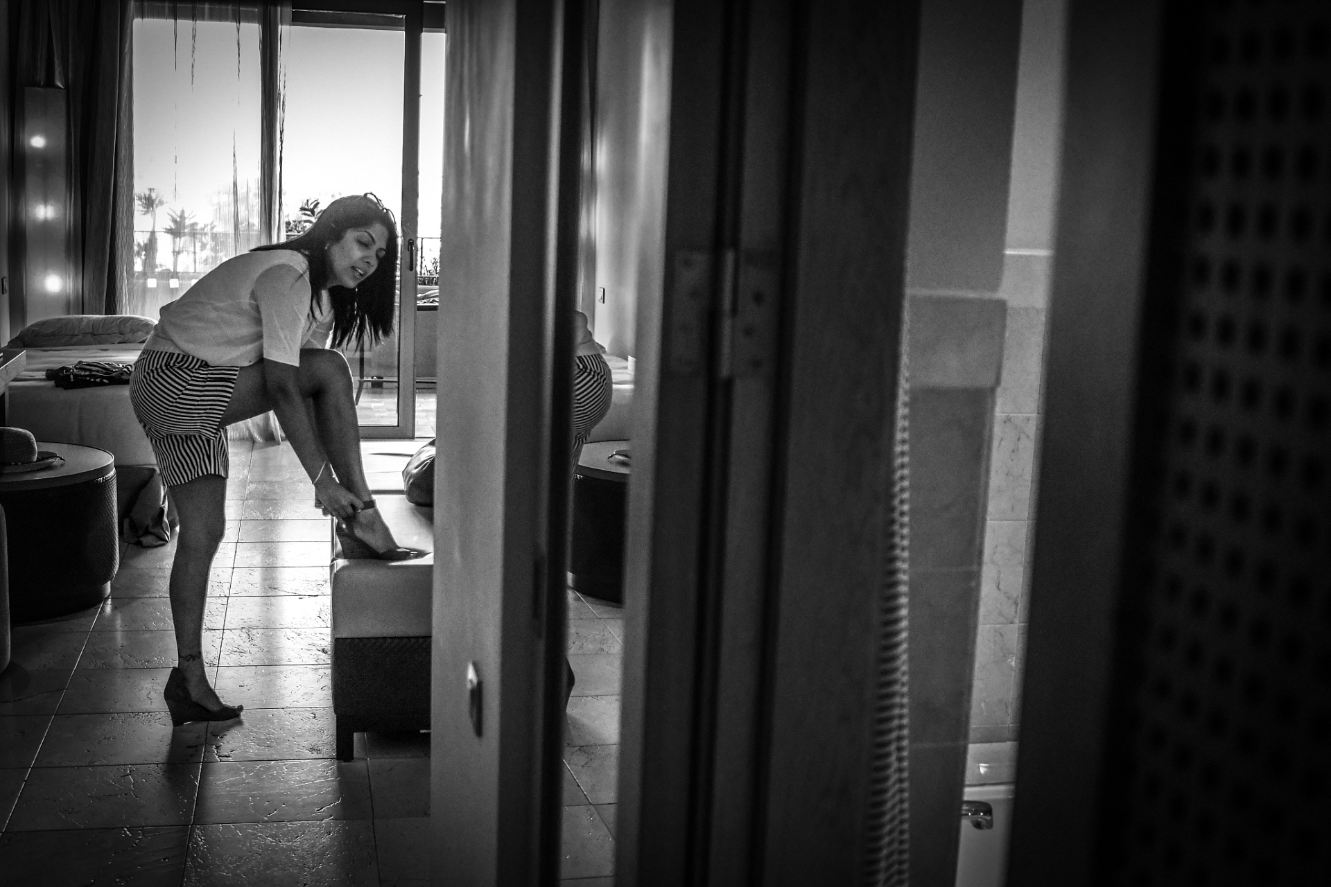 我家住在 3 楼,昨天 4 楼的邻居来敲门,我刚把门打开,她直接就冲进