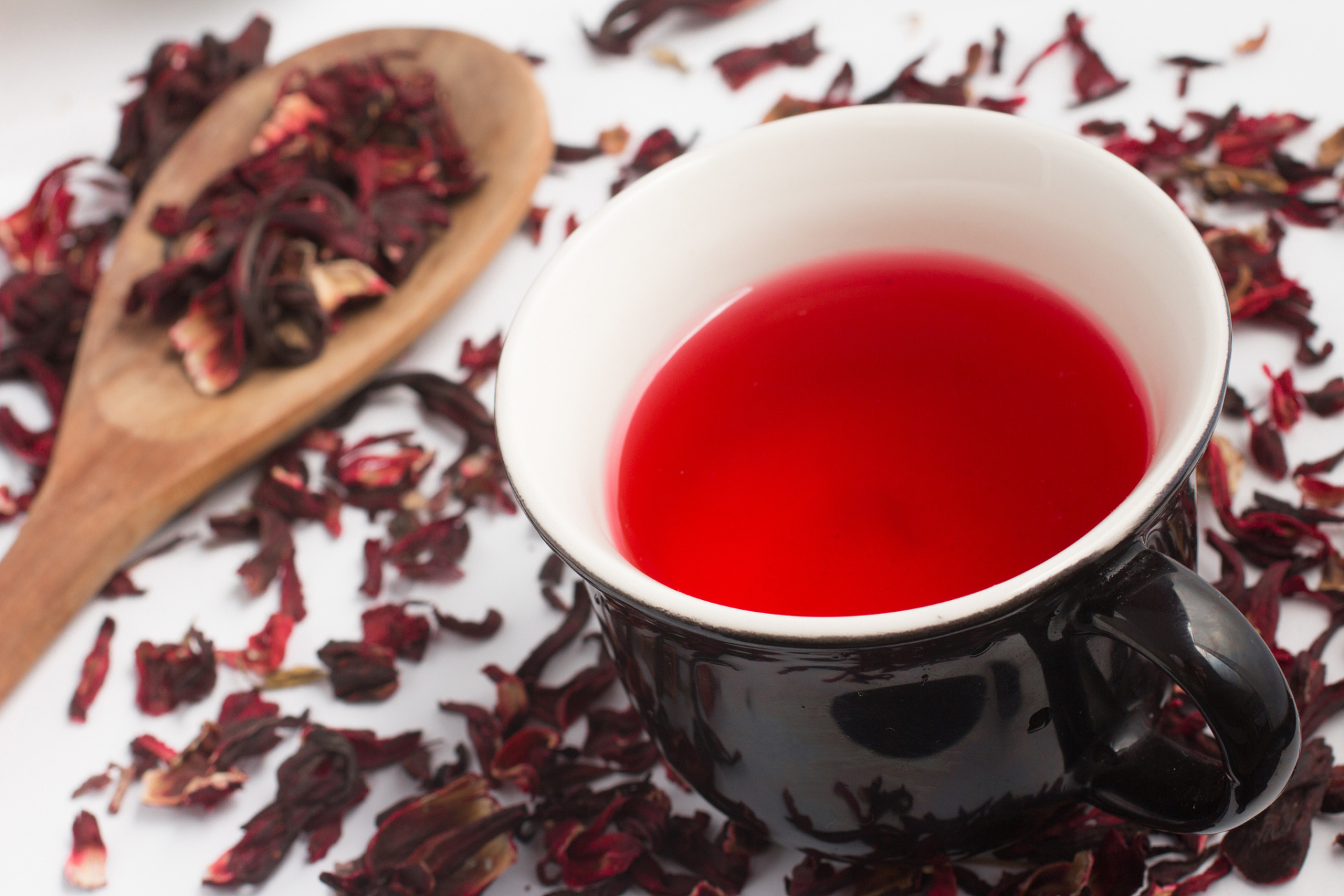 96洛神花茶的功效与作用  洛神花茶是一种由洛神花花瓣泡制而成的