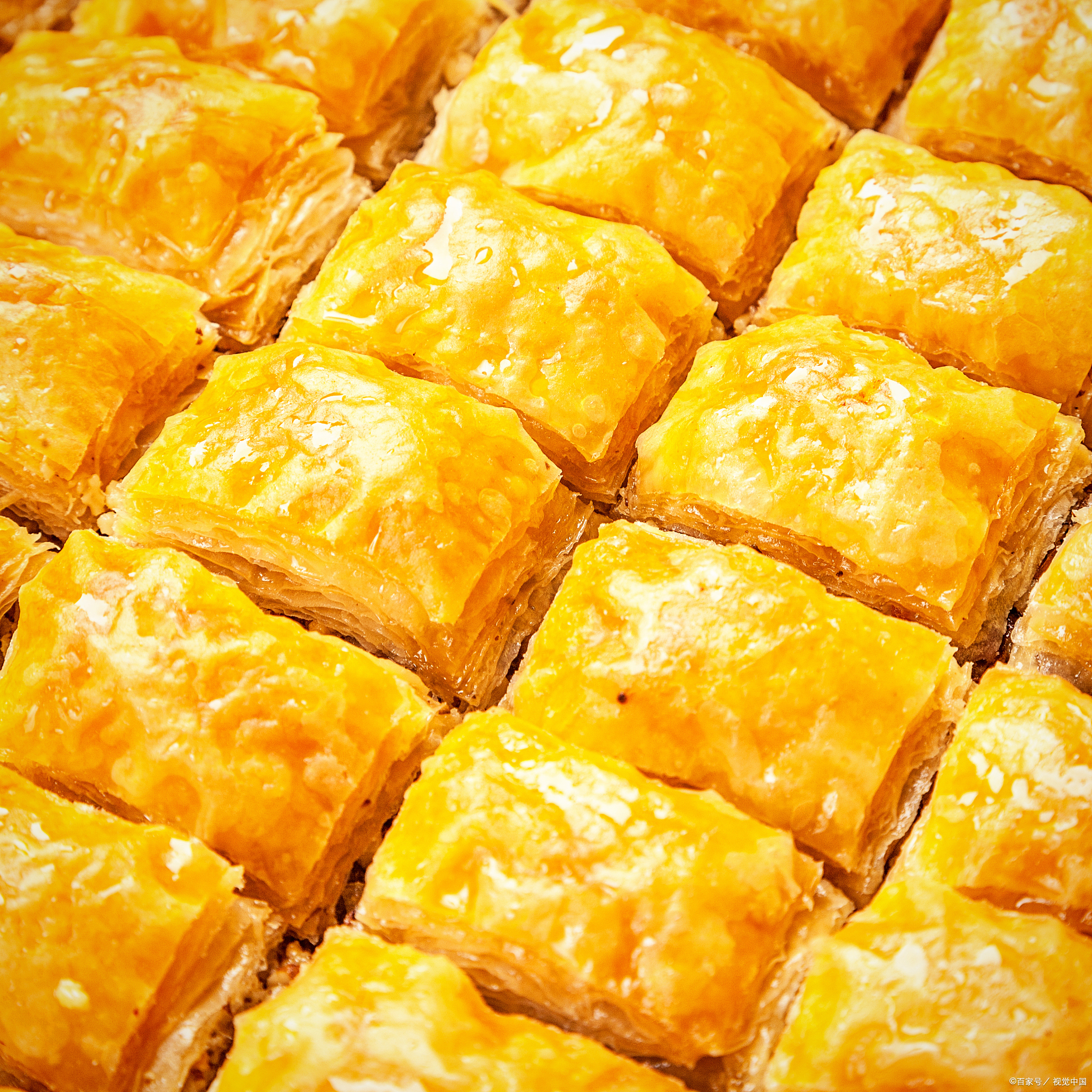 它以其酥脆的外皮,香甜的味道和丰富的口感,吸引了世界各地的美食爱好