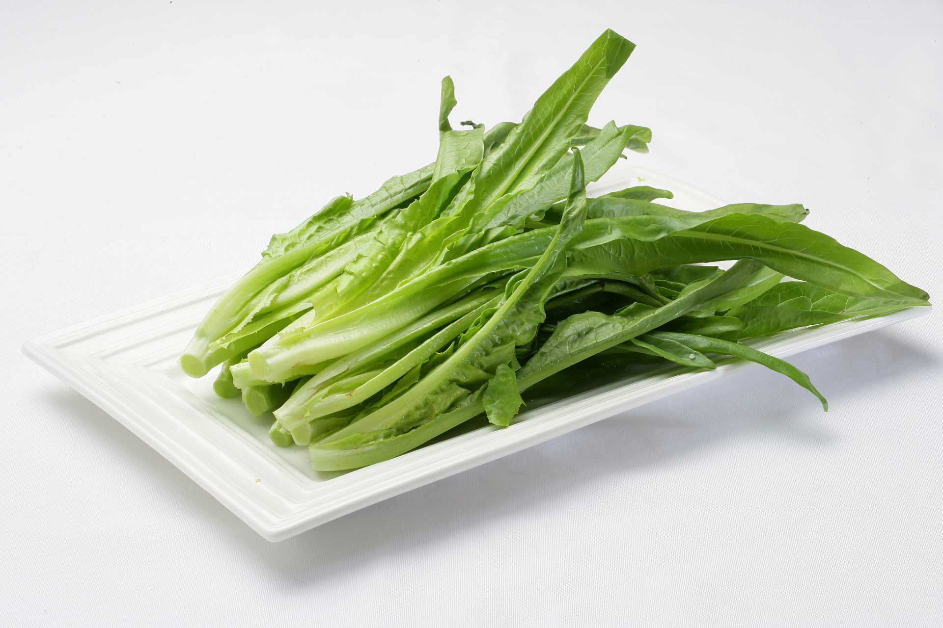 油麦菜中含有甘露醇,维生素c,莴苣素等成分,有利尿,促进血液循环,改善