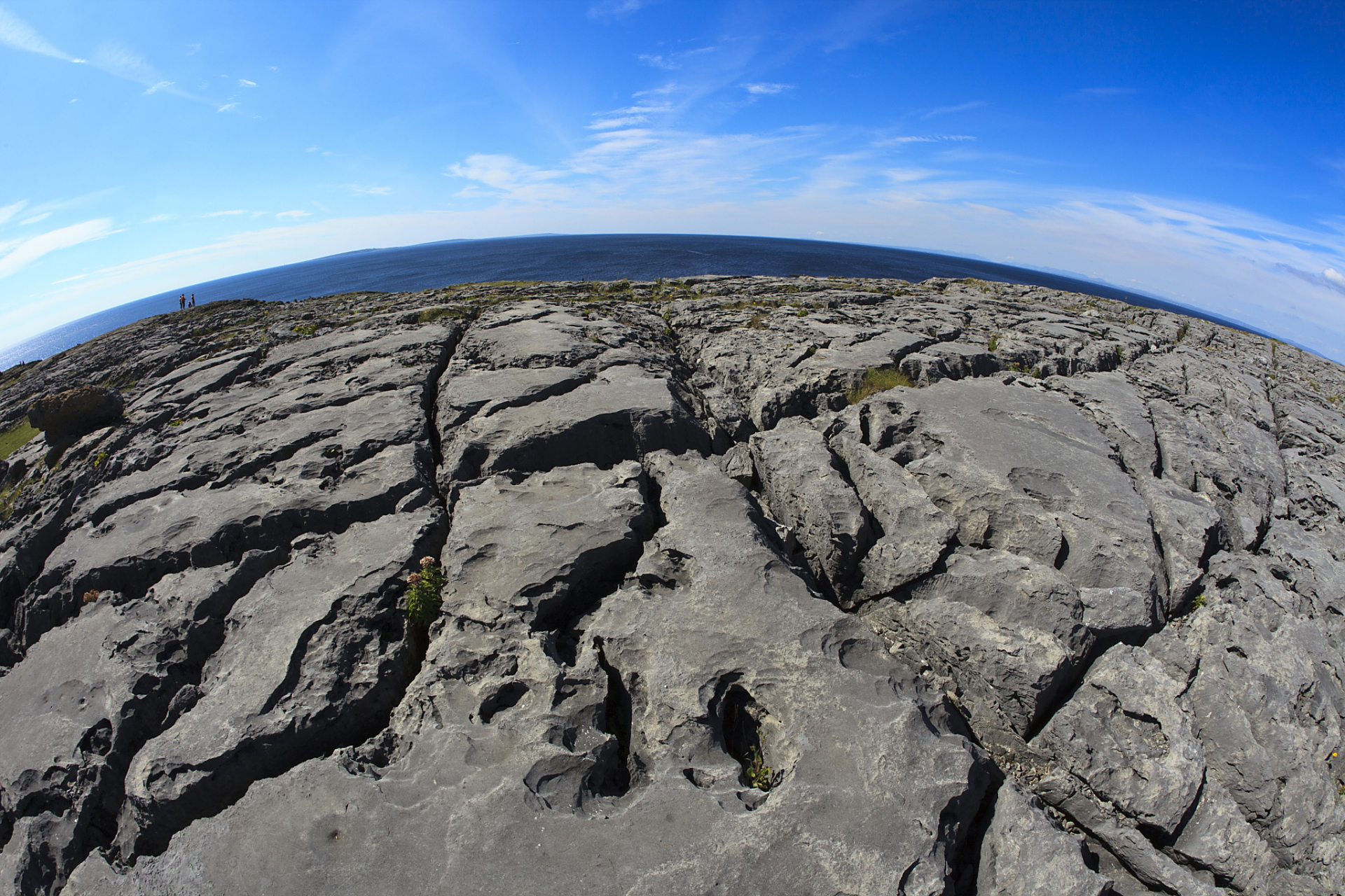 近期,冰岛频繁地震让大地伤痕累累,出现了大量裂痕.