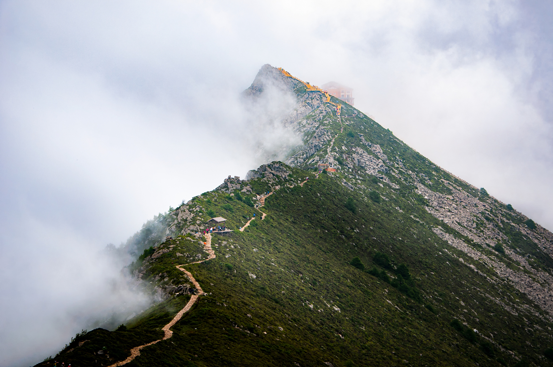 太白山位于陕西宝鸡市眉县汤峪小镇境内,是秦岭主峰所在地,它是我国
