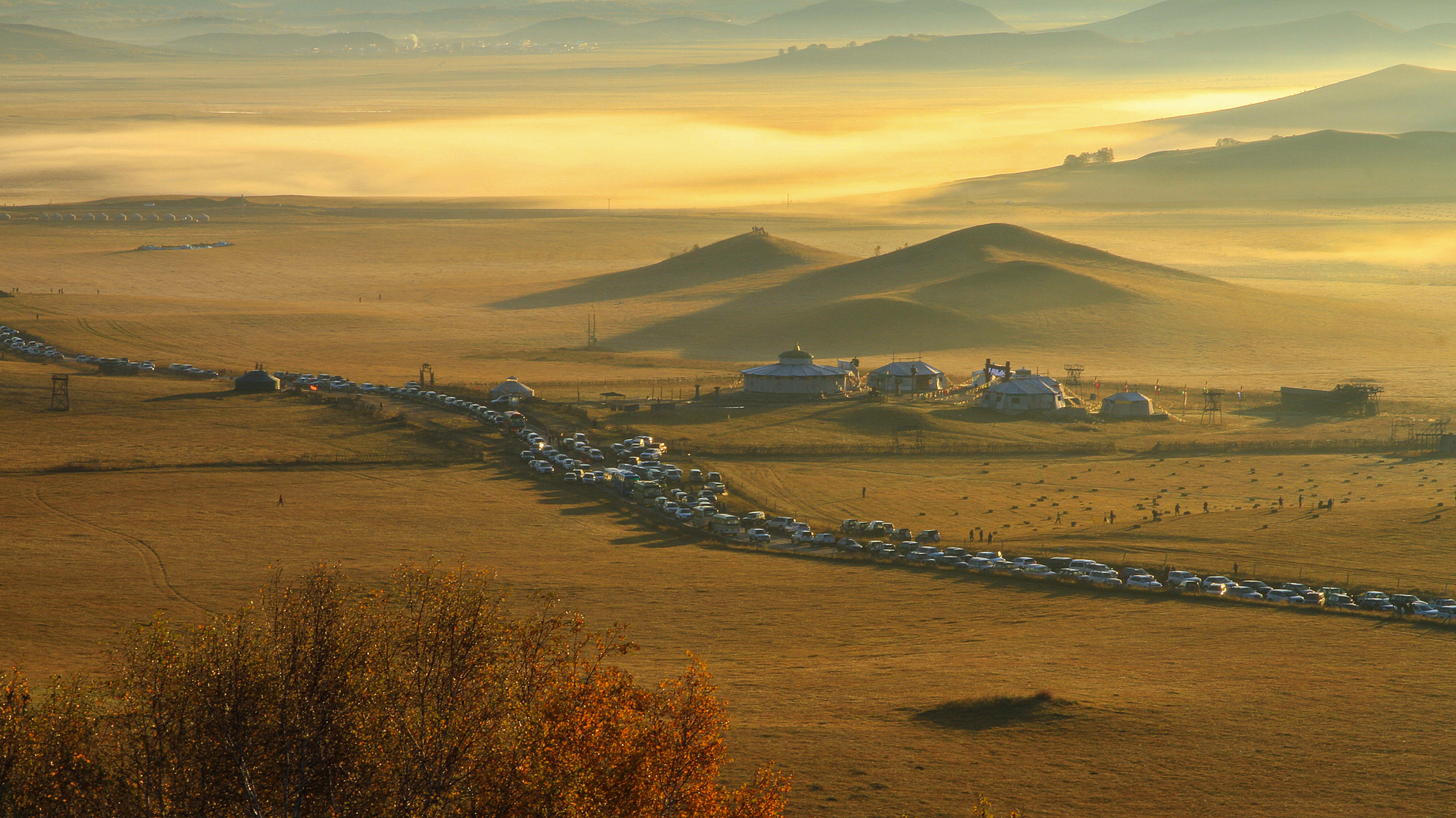 《敕勒歌》是南北朝时期流传于北朝的乐府民歌,是由鲜卑语译成汉语的