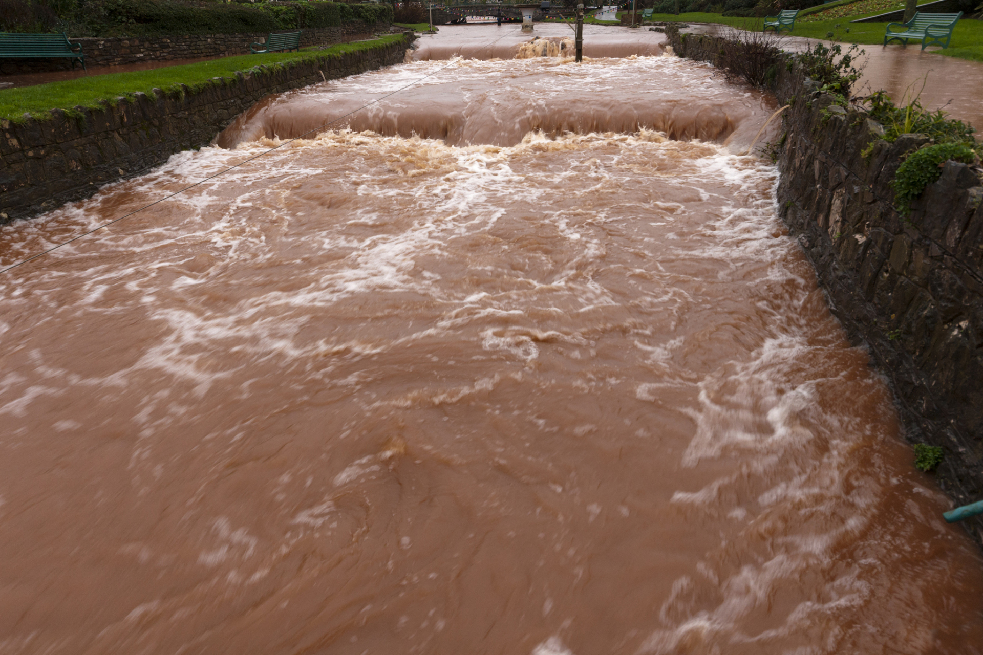 近期,四川雅安地区发生了一起悲剧性的河道涨水事件,导致7人死亡和4人