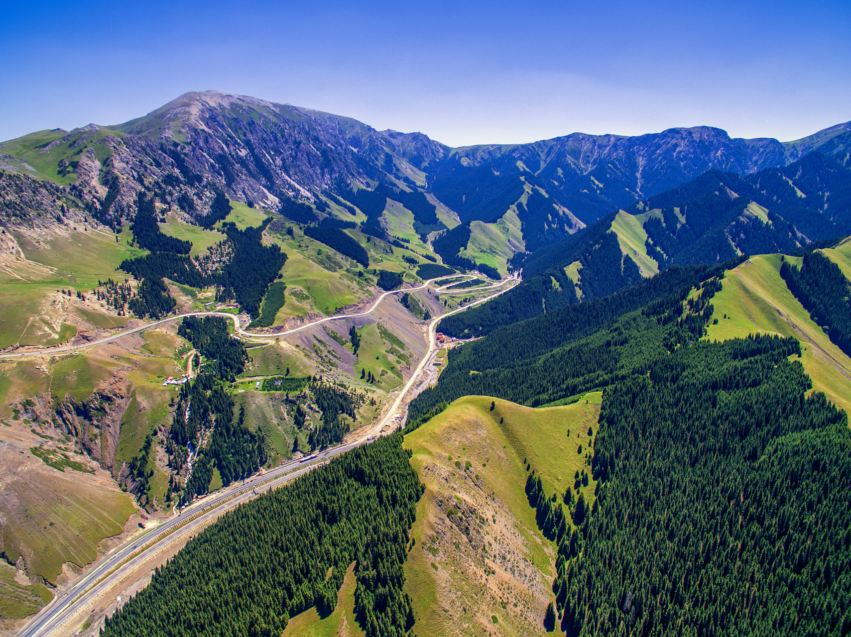 果子沟也叫塔勒奇沟,该沟古为我国通往中亚和欧洲的丝路北新道的