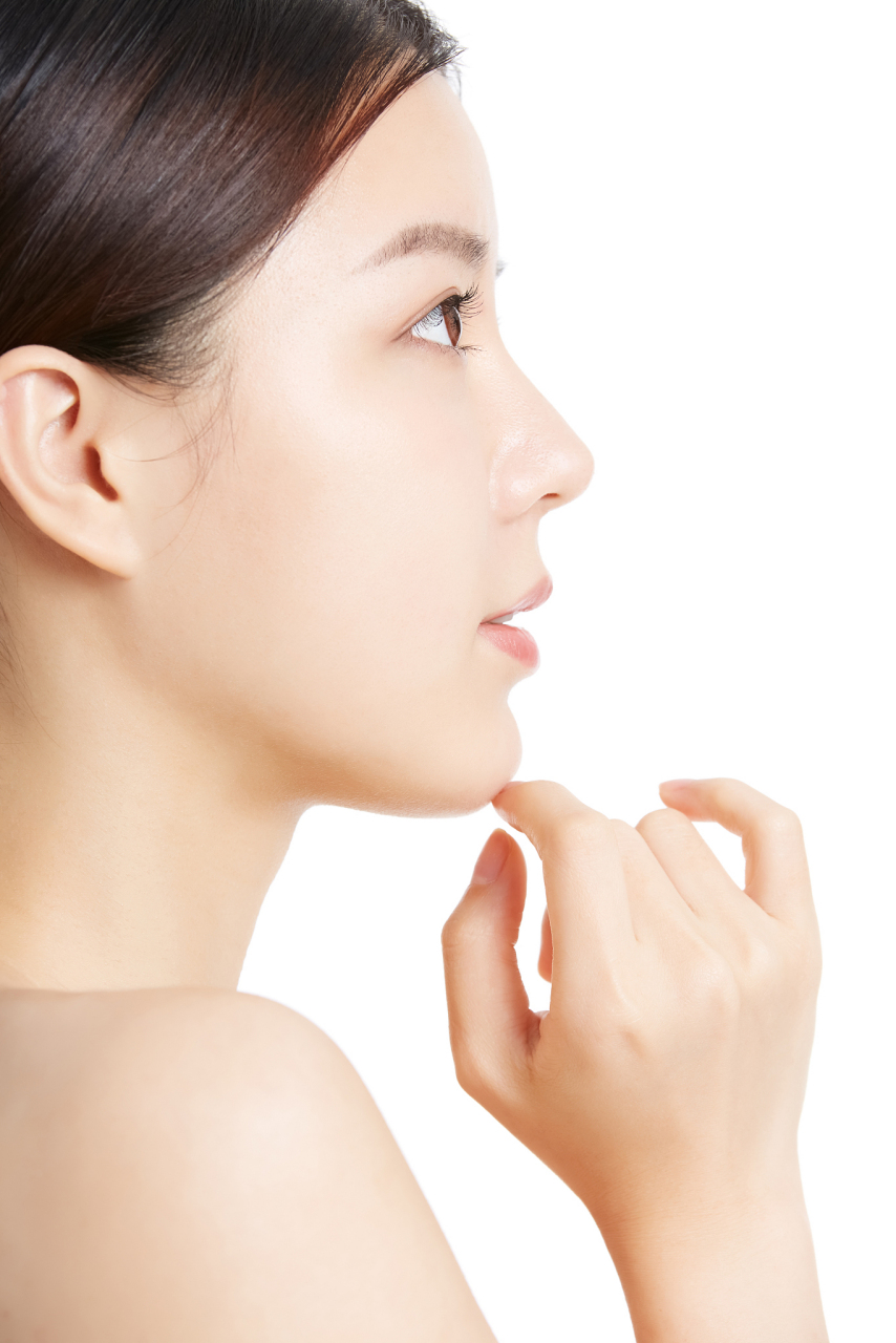 标准的下颌角图片  好看的下颌角标准可以总结为以下几点:  首先,下颌