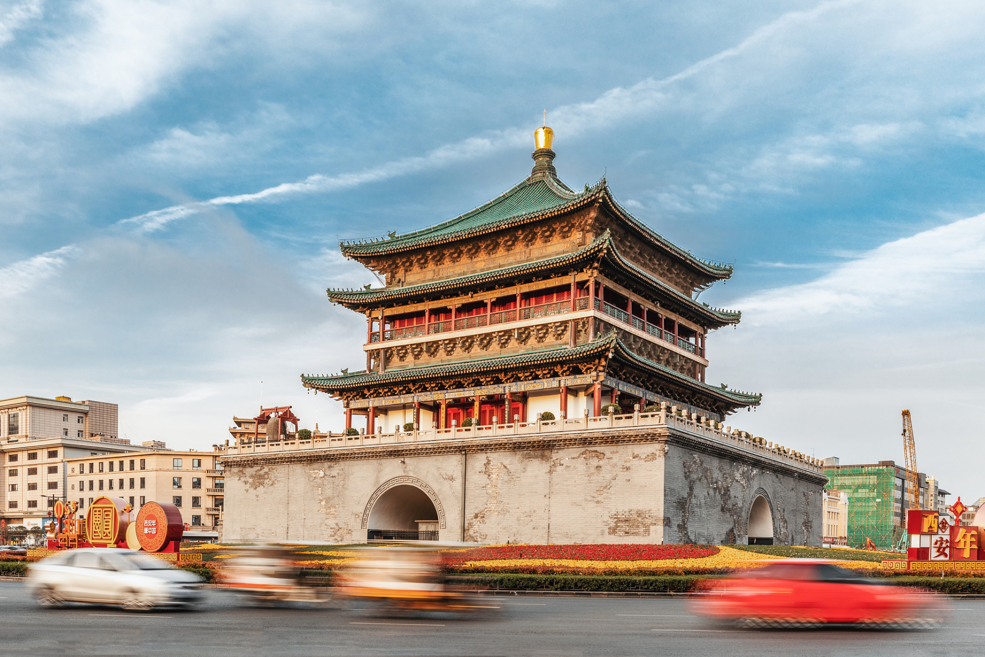 西安钟楼,是一座历史悠久,文化深厚的古建筑,这座宏伟壮丽的建筑坐落