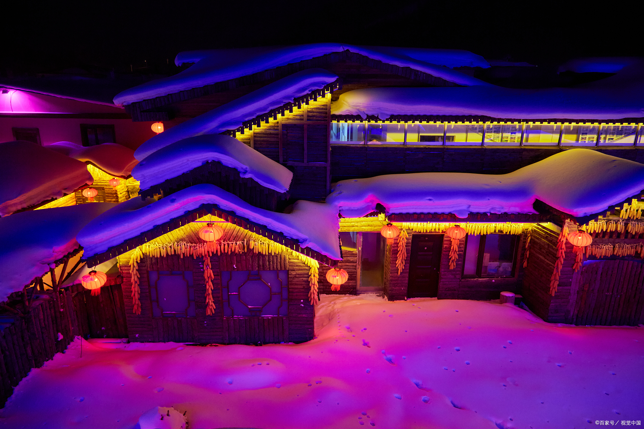 的就是漫天飞舞的雪花和银装素裹的白色雪乡雪乡照片最新雪景房民宿