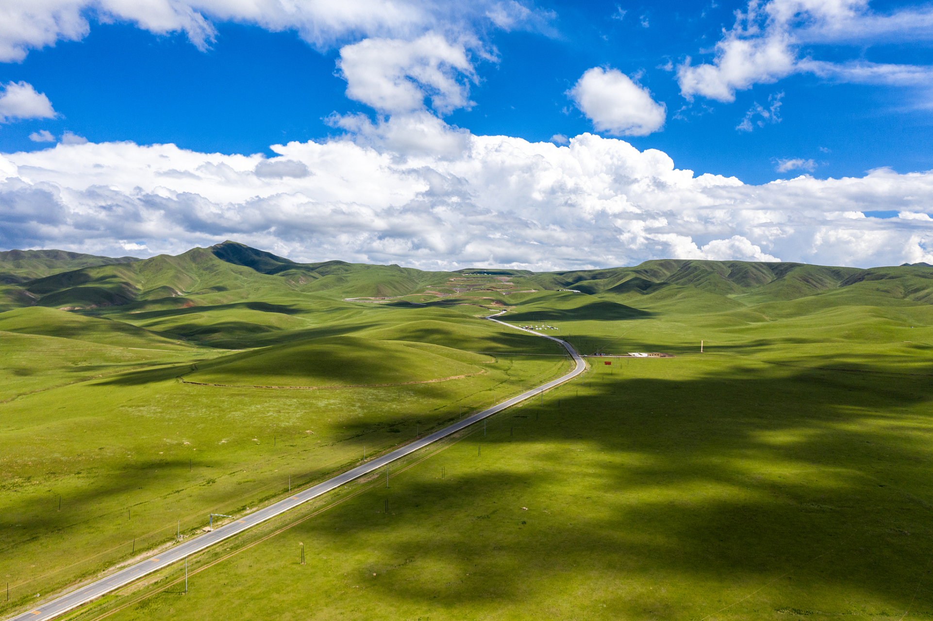 川西高寒草原,是中国最美的六大草原之一,被誉为香格里拉核心区.
