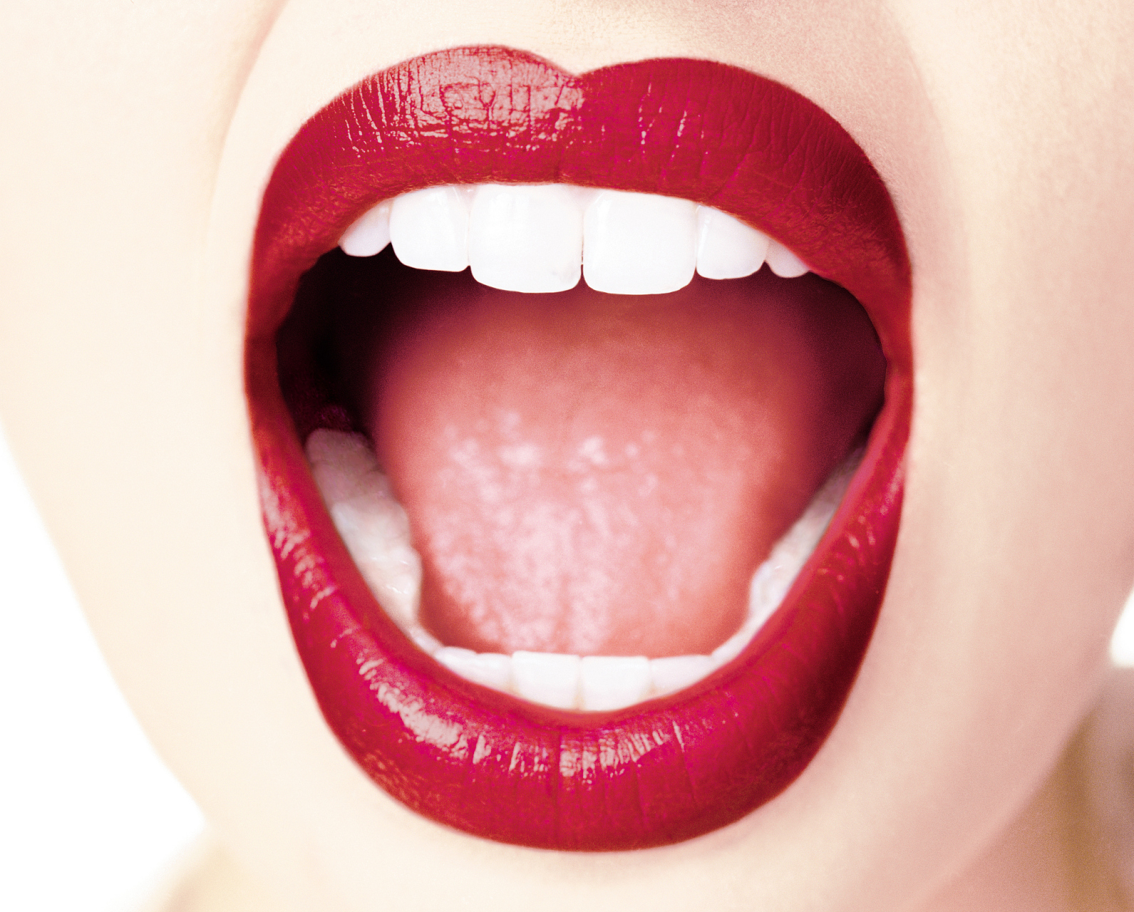 舌头发白要警惕这三种病症: 第一个是脾虚痰湿,脾胃过虚导致脾的运化